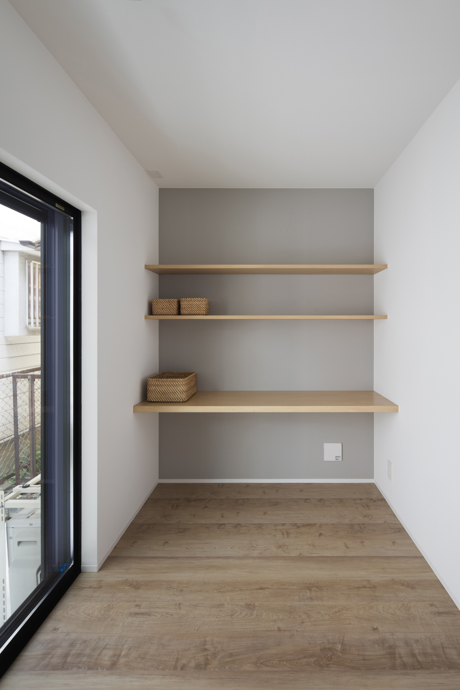 グレーのアクセントクロスに木の壁付け棚をも設けたシンプルな寝室・デザイン住宅 注文住宅・デザイン住宅建築実例_『CASE512 a　c　r　o　s　s』_寝室