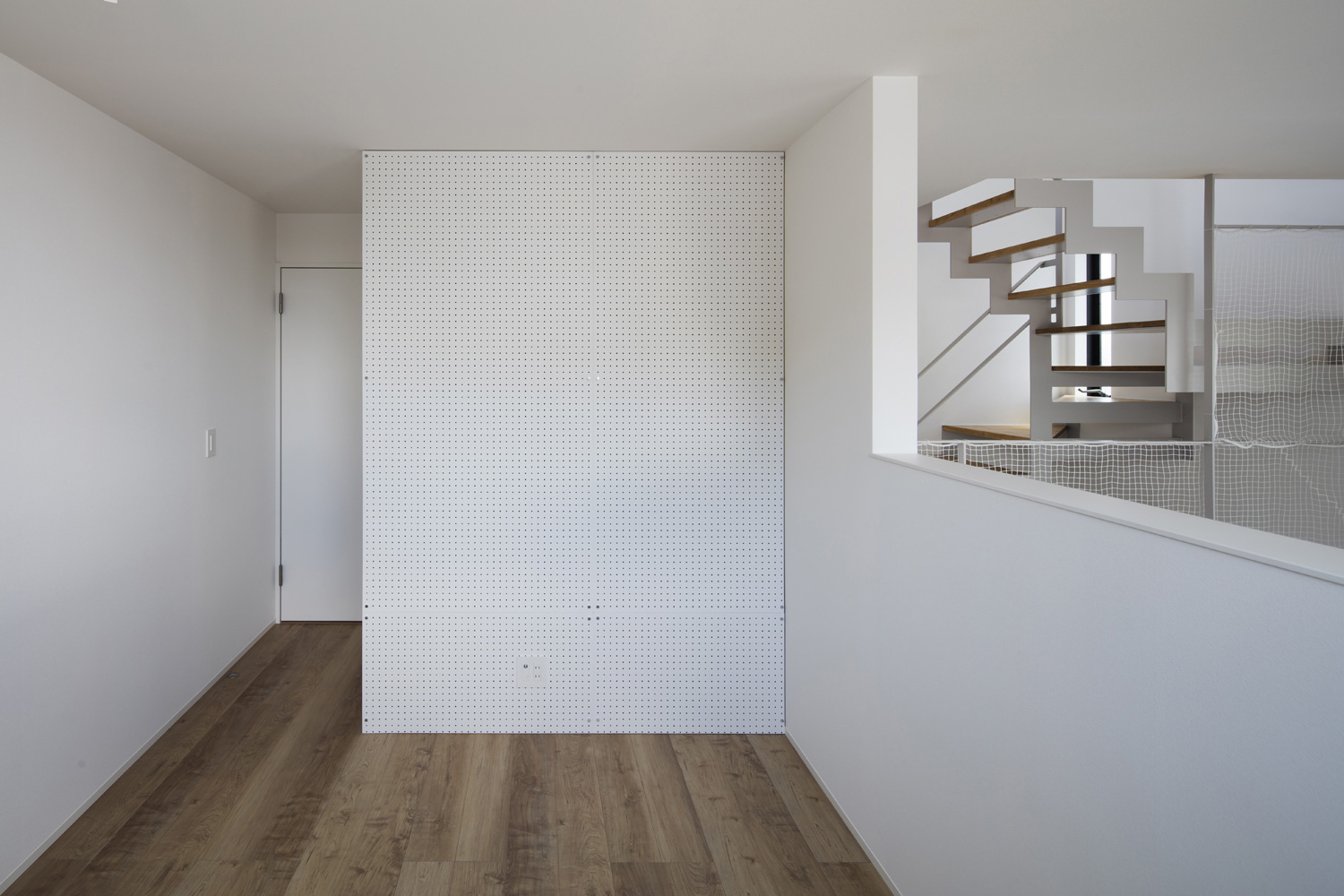 有孔ボードを壁に建てた白を中心とした子供部屋・デザイン住宅 注文住宅・デザイン住宅建築実例_『CASE512 a　c　r　o　s　s』_子供部屋