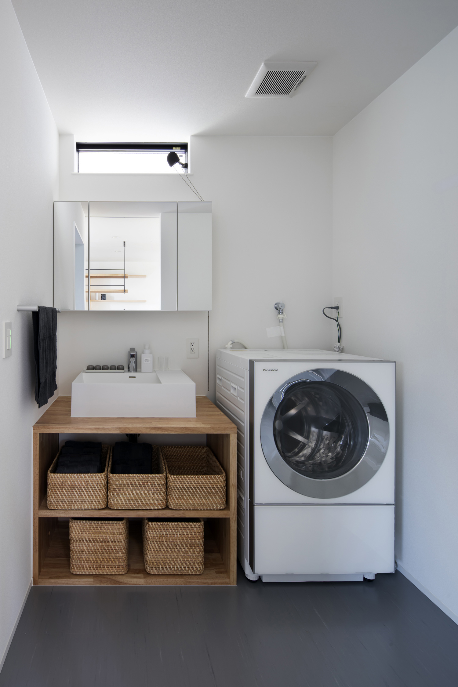 木の洗面台と洗濯機を並べた明るい洗面所・デザイン住宅 注文住宅・デザイン住宅建築実例_『CASE512 a　c　r　o　s　s』_浴室・洗面所