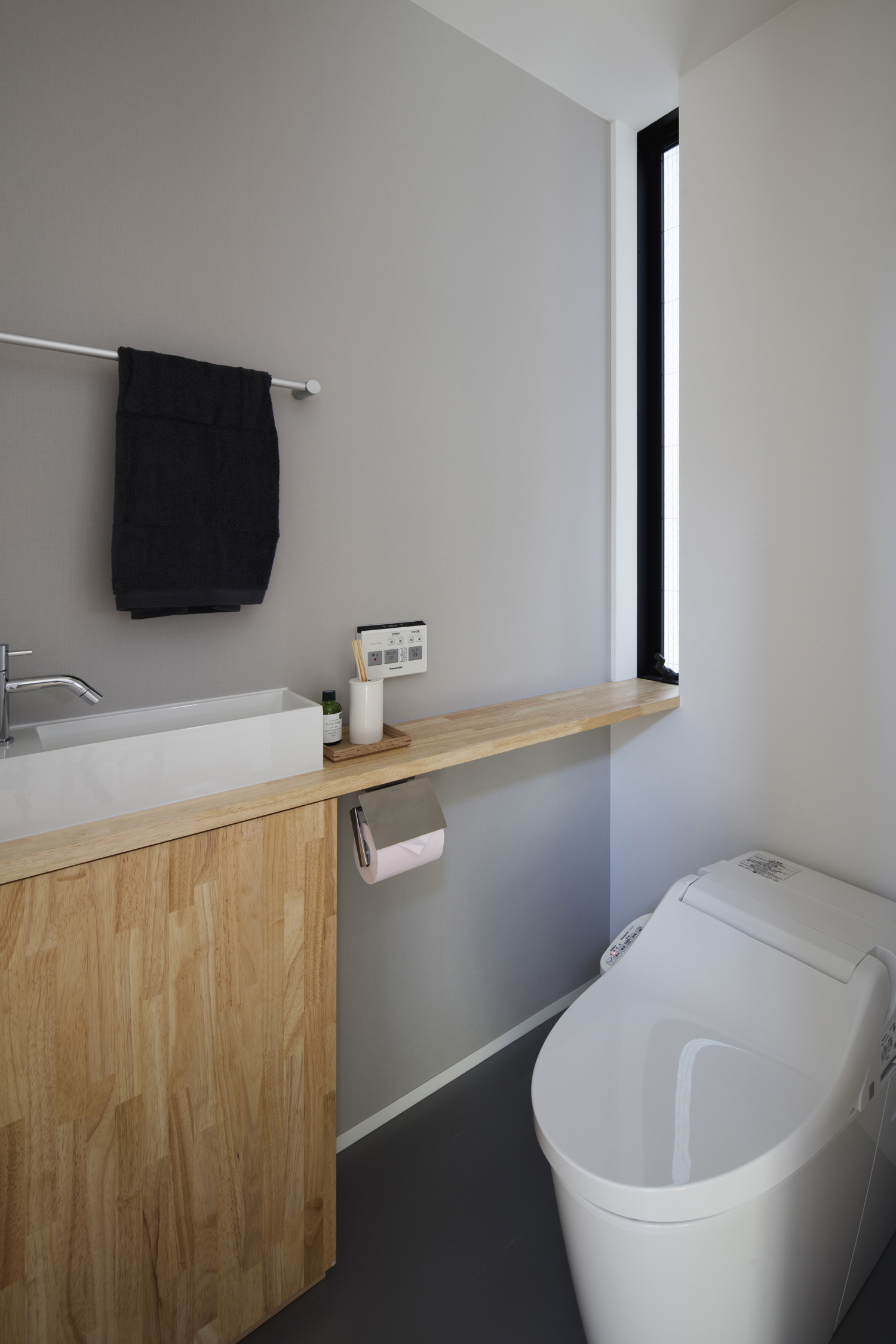 木の薄型手洗いを設けたおしゃれなトイレ・デザイン住宅 注文住宅・デザイン住宅建築実例_『CASE512 a　c　r　o　s　s』_トイレ