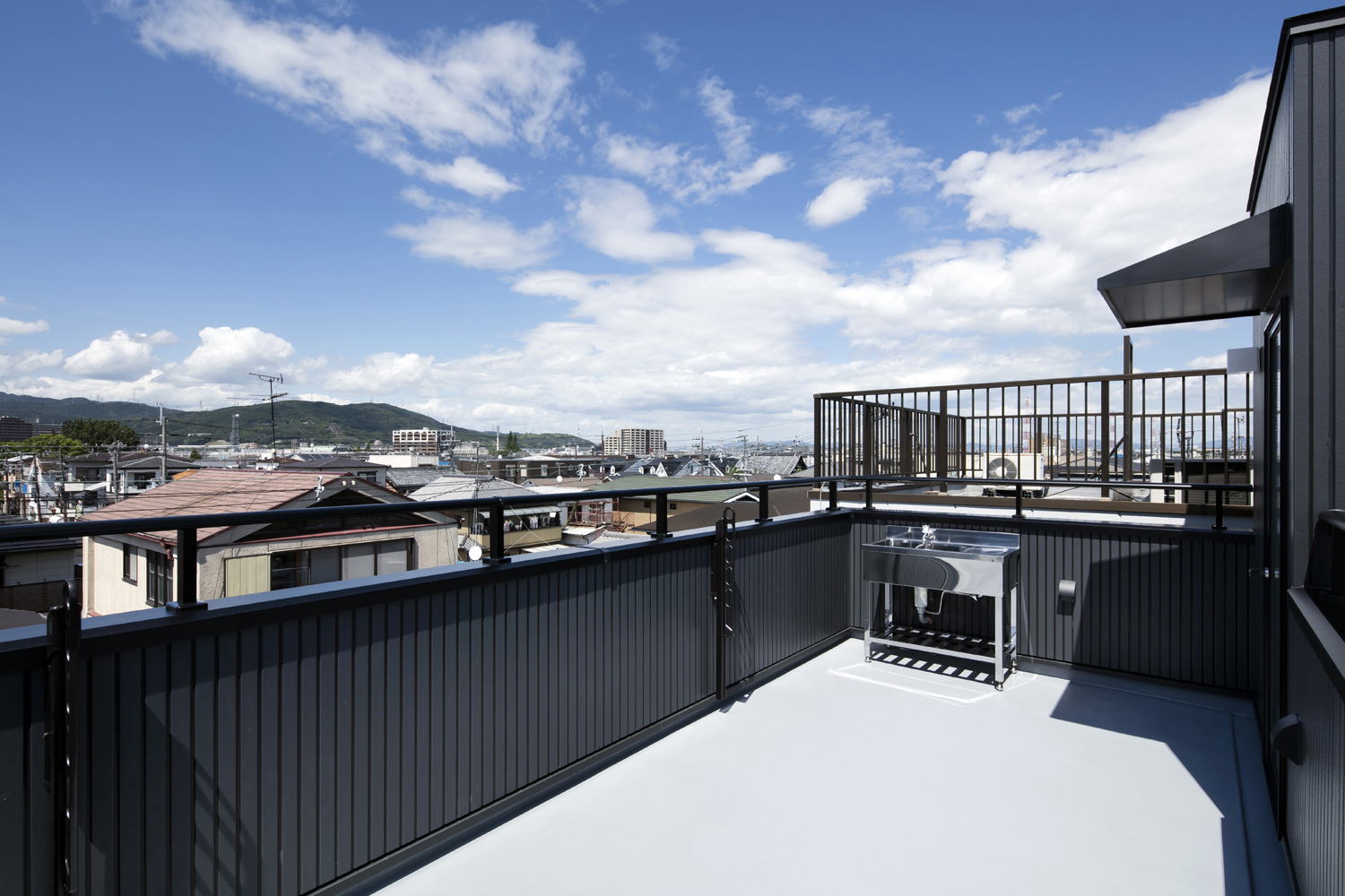 手洗いカウンターを設けた開放的なバルコニー・デザイン住宅 注文住宅・デザイン住宅建築実例_『CASE512 a　c　r　o　s　s』_テラス・バルコニー