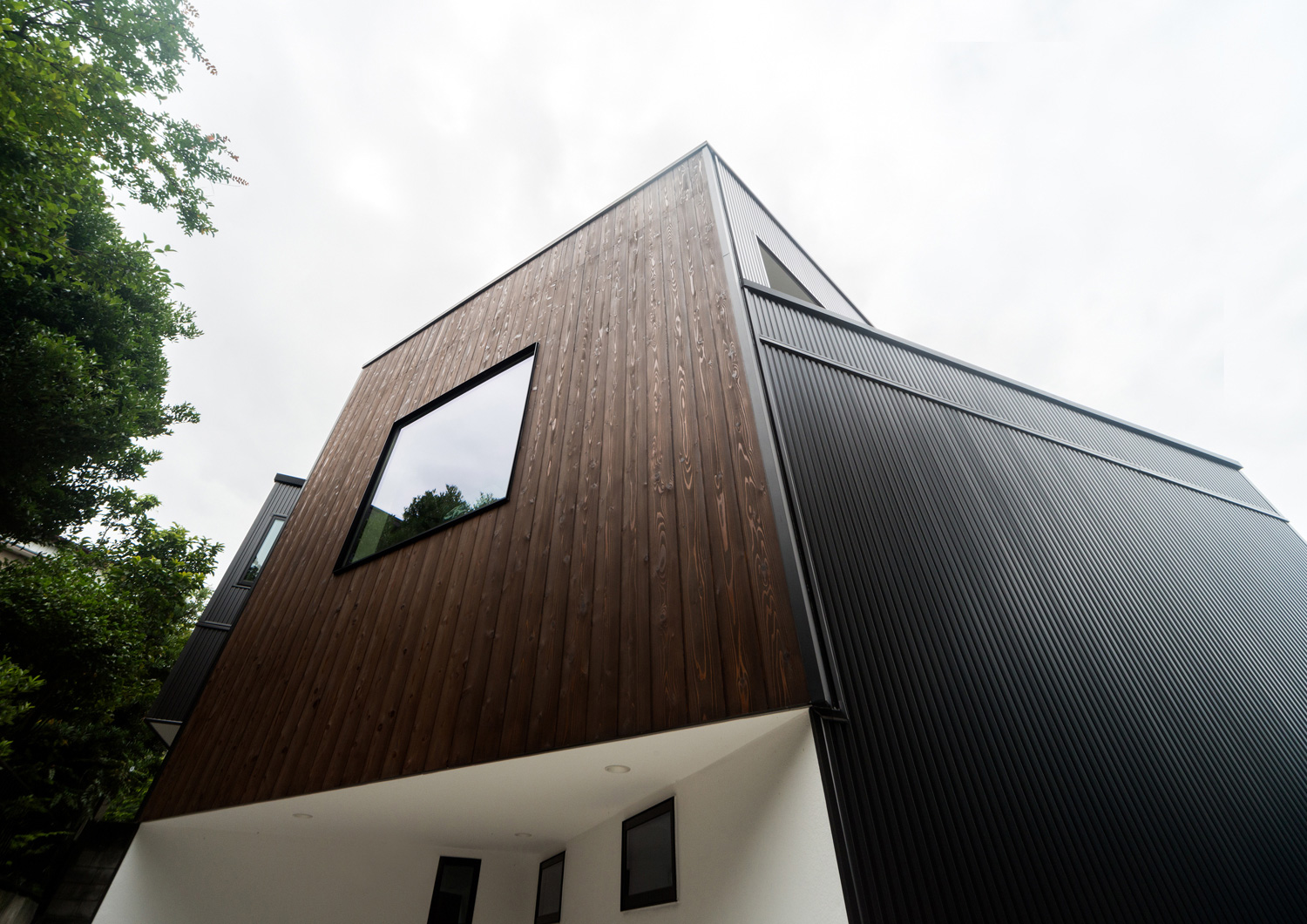 木の外壁に窓が一つ取り付けられたシンプルな外観・デザイン住宅 注文住宅・デザイン住宅建築実例_『CASE513 踊るハウス』_外観