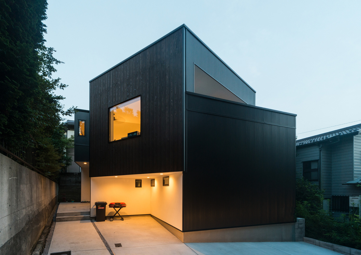 照明を取り付けたインナーガレージがある黒い外壁の家・デザイン住宅 注文住宅・デザイン住宅建築実例_『CASE513 踊るハウス』_外観