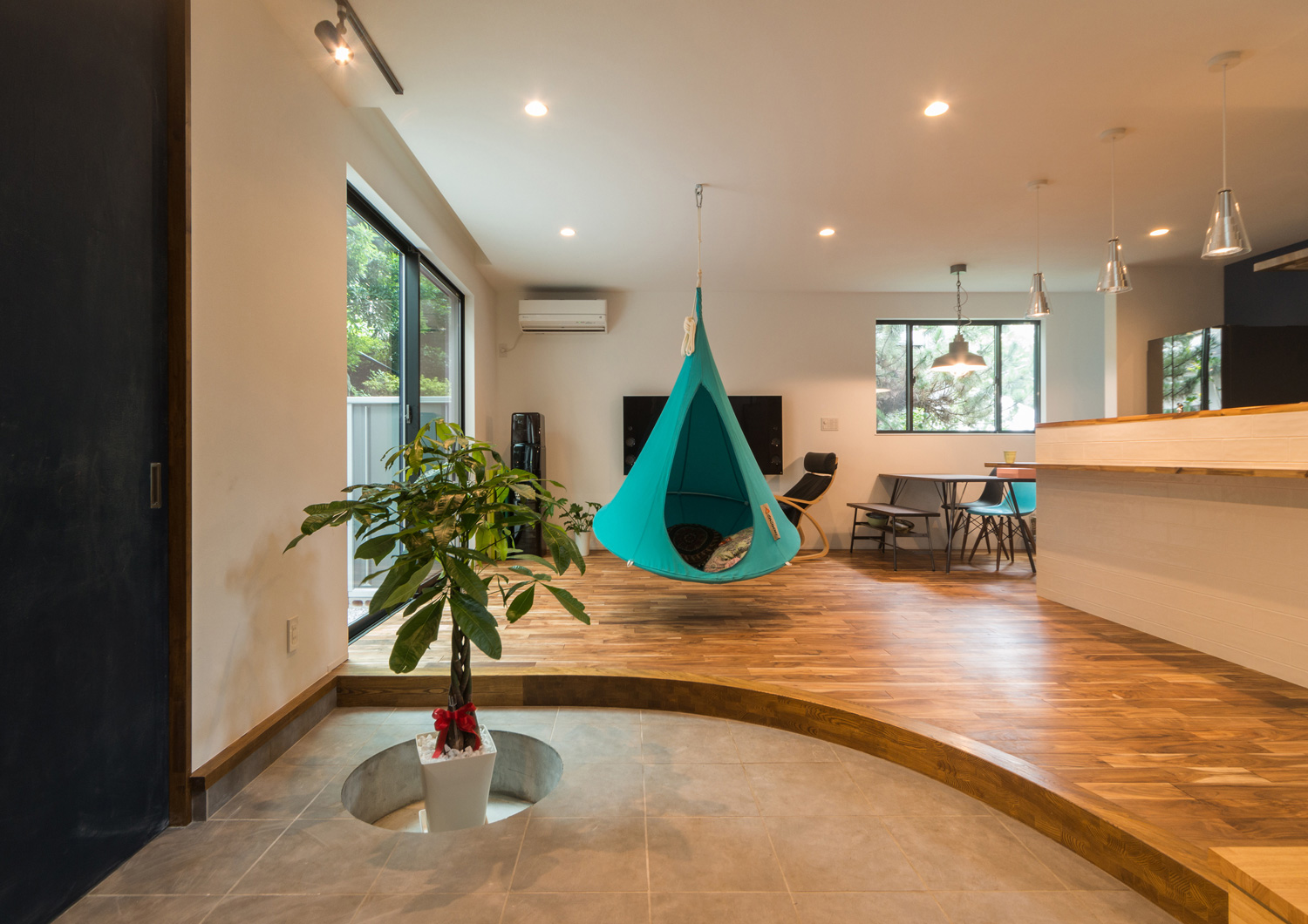 土間玄関のそばにあるフローリングのLDK・デザイン住宅 注文住宅・デザイン住宅建築実例_『CASE513 踊るハウス』_玄関