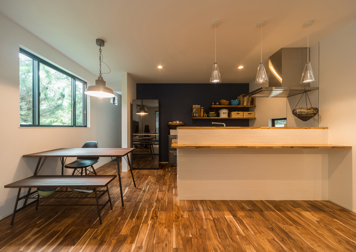 木材の他にステンレスやアイアンをインテリアに取り入れたインダストリアルなLDK・デザイン住宅 注文住宅・デザイン住宅建築実例_『CASE513 踊るハウス』_LDK