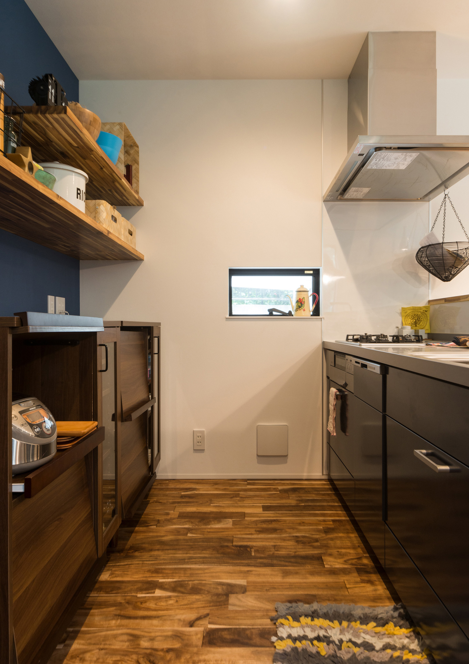 背面に収納棚や壁付け棚があるペニンシュラキッチン・デザイン住宅 注文住宅・デザイン住宅建築実例_『CASE513 踊るハウス』_キッチン