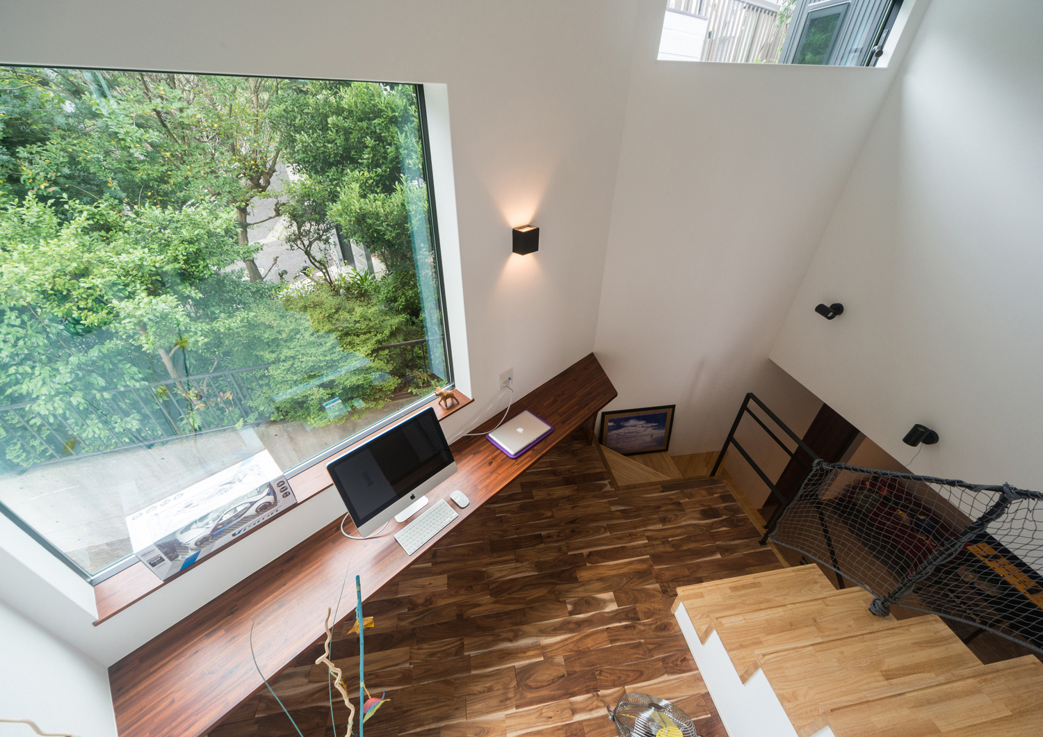 階段のそばにある、緑が見える大きな窓に面した書斎・デザイン住宅 注文住宅・デザイン住宅建築実例_『CASE513 踊るハウス』_書斎
