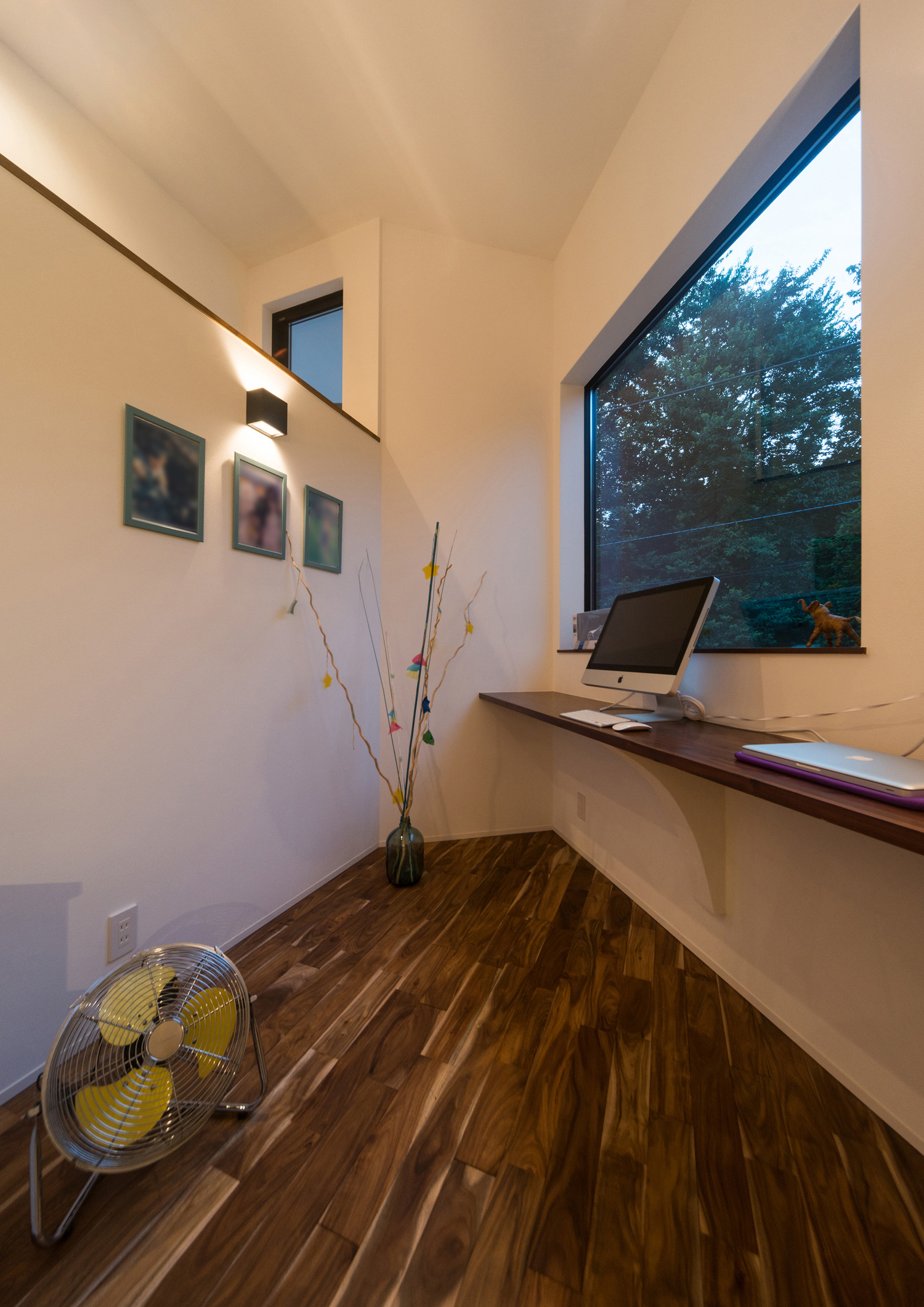 壁におしゃれな間接照明が取り付けられた、大きな窓がある書斎・デザイン住宅 注文住宅・デザイン住宅建築実例_『CASE513 踊るハウス』_書斎