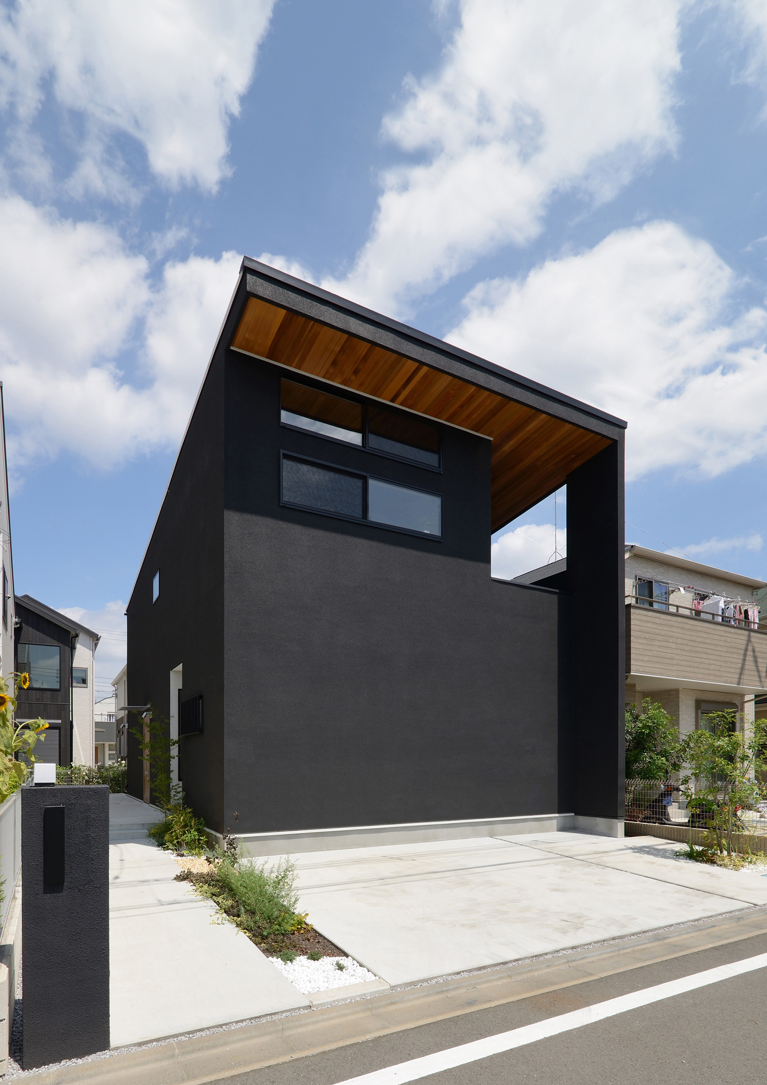 木目の軒天井がある黒いキューブ状の外観・デザイン住宅 注文住宅・デザイン住宅建築実例_『CASE514 Slanting Hat』_外観