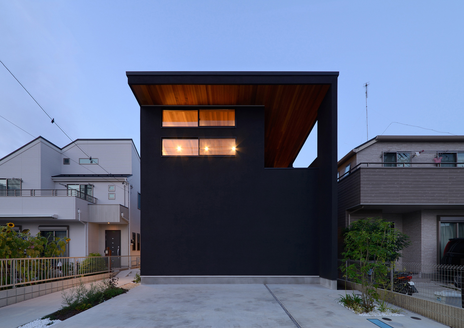 窓から光が漏れる黒いスクエアな外観の家・デザイン住宅 注文住宅・デザイン住宅建築実例_『CASE514 Slanting Hat』_外観