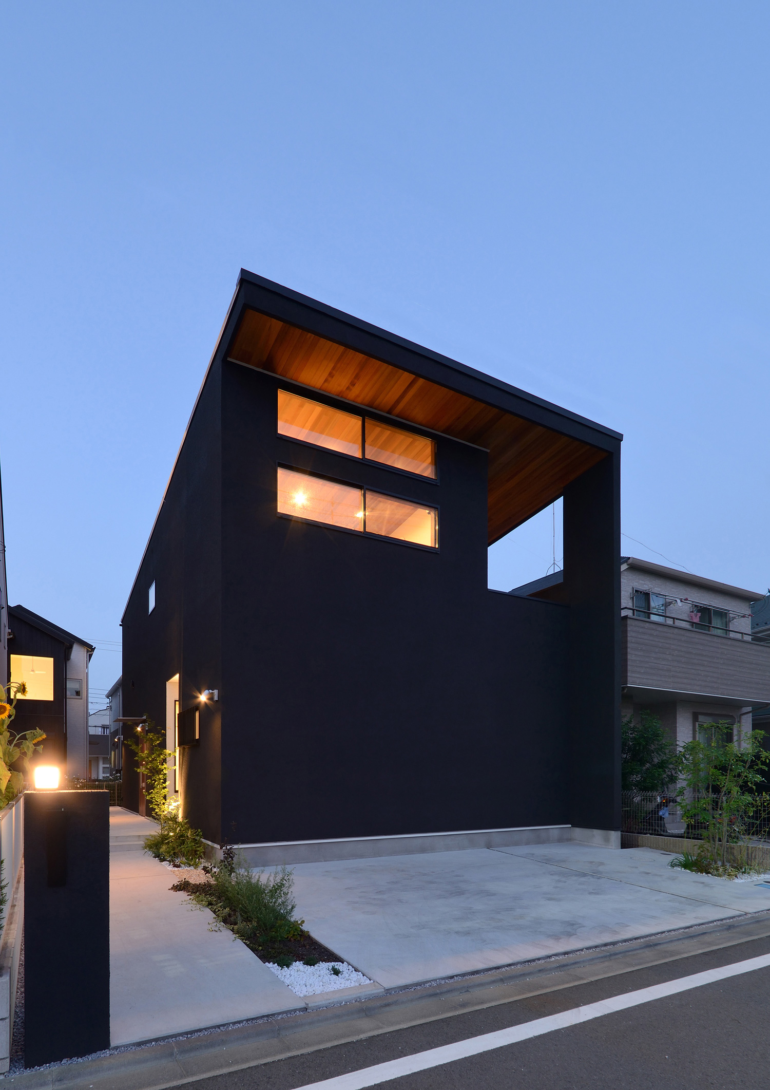 コンクリートの駐車スペースがあるキューブ状の外観の家を斜めから見た様子・デザイン住宅 注文住宅・デザイン住宅建築実例_『CASE514 Slanting Hat』_外観