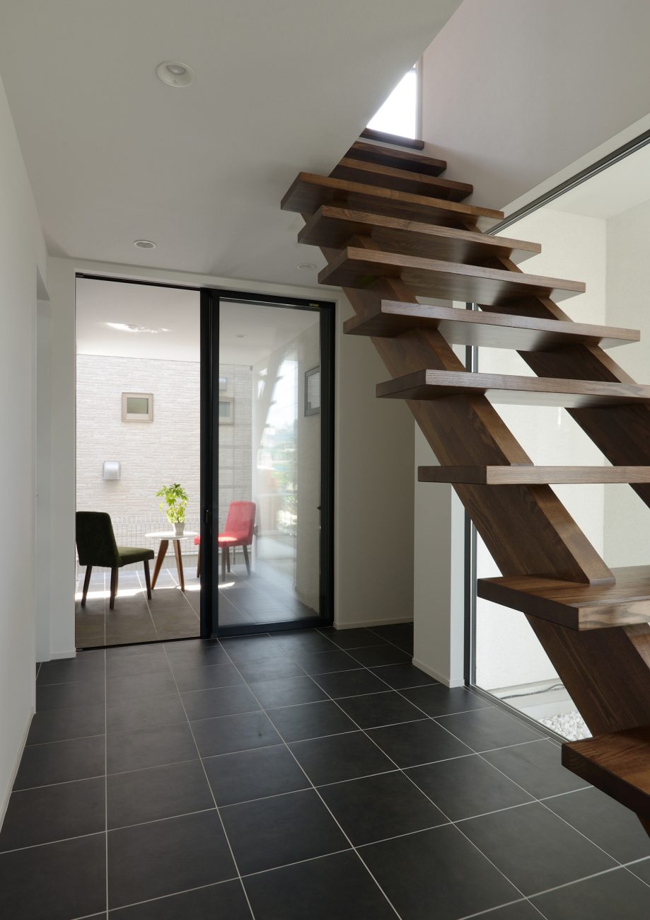 中庭に面した黒いタイルの廊下・デザイン住宅 注文住宅・デザイン住宅建築実例_『CASE514 Slanting Hat』_玄関