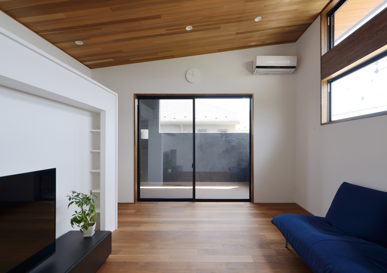 バルコニーに面した木目の天井のLDK・デザイン住宅 注文住宅・デザイン住宅建築実例_『CASE514 Slanting Hat』_LDK