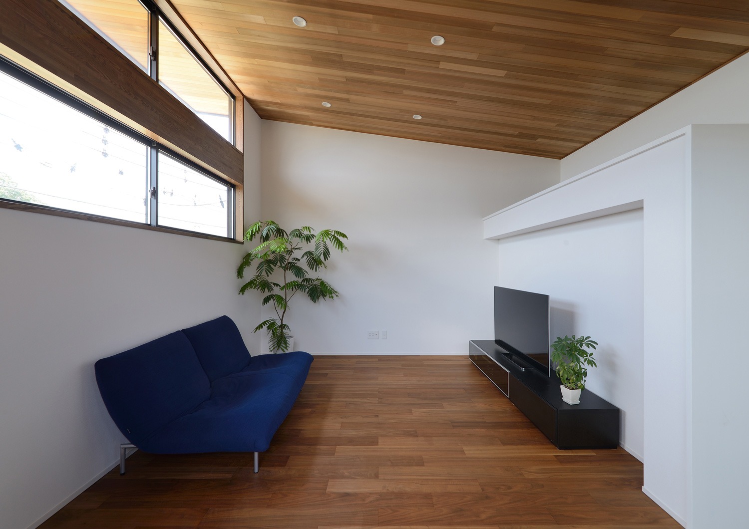 木目の天井で白い壁の斜め屋根のLDK・デザイン住宅 注文住宅・デザイン住宅建築実例_『CASE514 Slanting Hat』_LDK