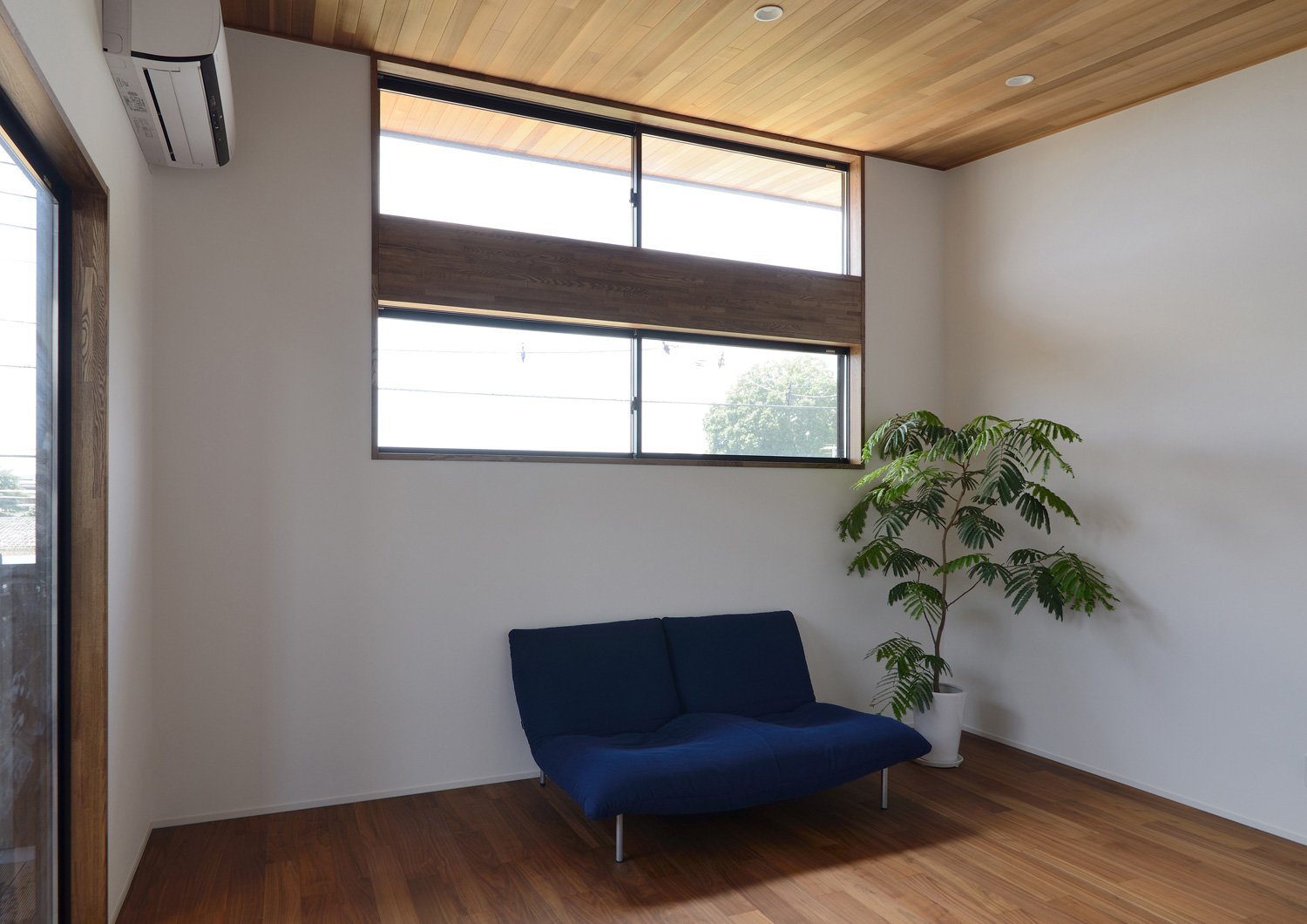 天井近くにスリット窓を取り付けた木目の天井のナチュラルなLDK・デザイン住宅 注文住宅・デザイン住宅建築実例_『CASE514 Slanting Hat』_LDK