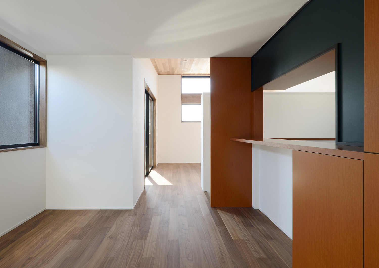 カウンター付きのキッチンがあるシンプルなLDK・デザイン住宅 注文住宅・デザイン住宅建築実例_『CASE514 Slanting Hat』_LDK