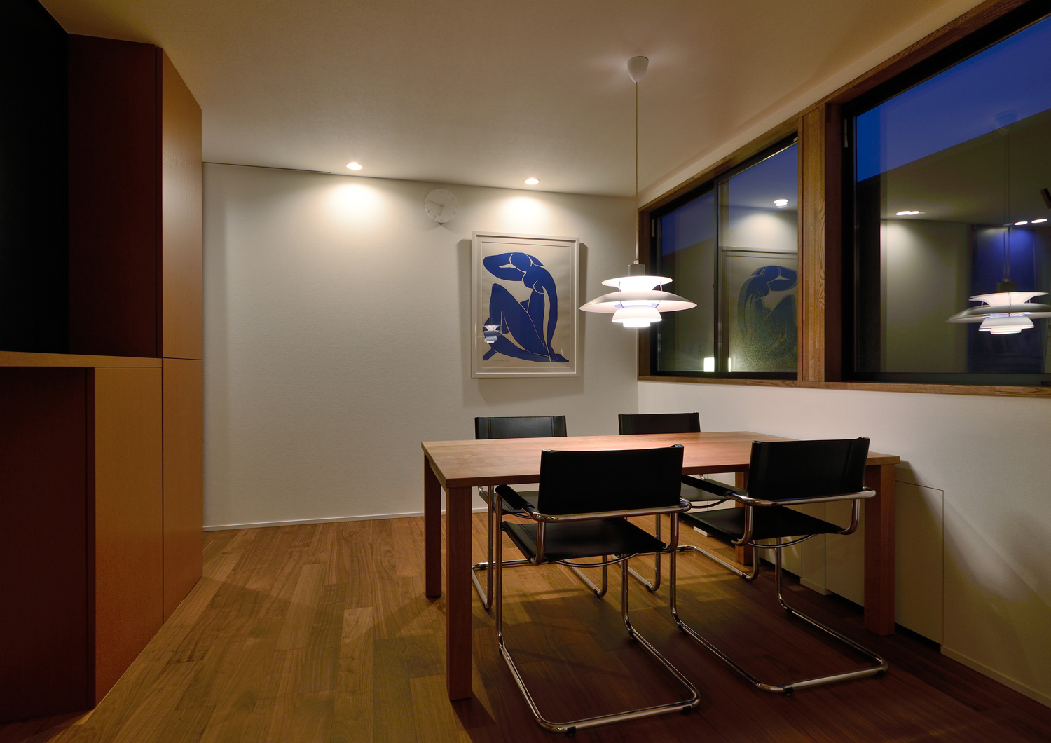 おしゃれなペンダントライトが取り付けられたダイニングテーブルがあるLDK・デザイン住宅 注文住宅・デザイン住宅建築実例_『CASE514 Slanting Hat』_LDK