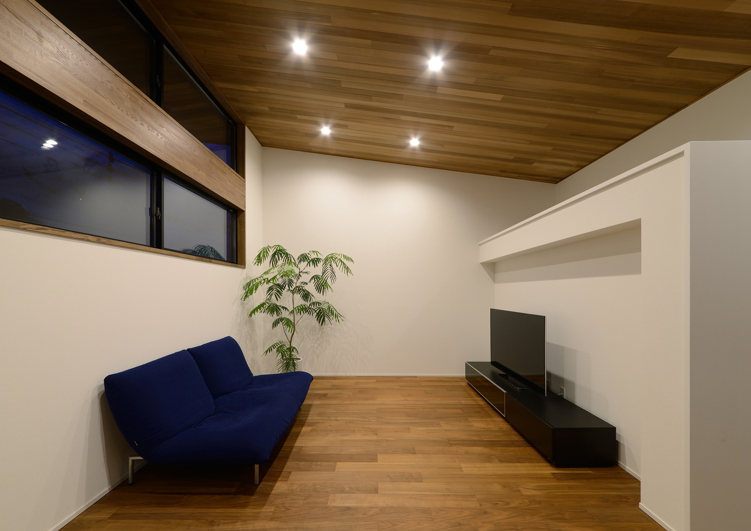 木目の天井にダウンライトを取り付けたナチュラルなLDK・デザイン住宅 注文住宅・デザイン住宅建築実例_『CASE514 Slanting Hat』_LDK