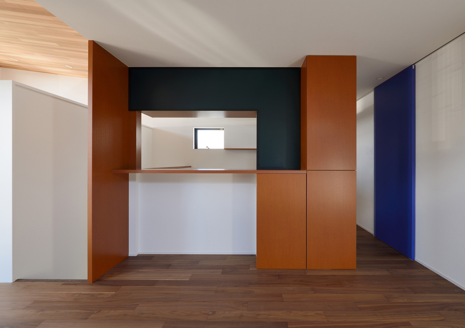 カウンターが取り付けられた半個室のキッチン・デザイン住宅 注文住宅・デザイン住宅建築実例_『CASE514 Slanting Hat』_キッチン