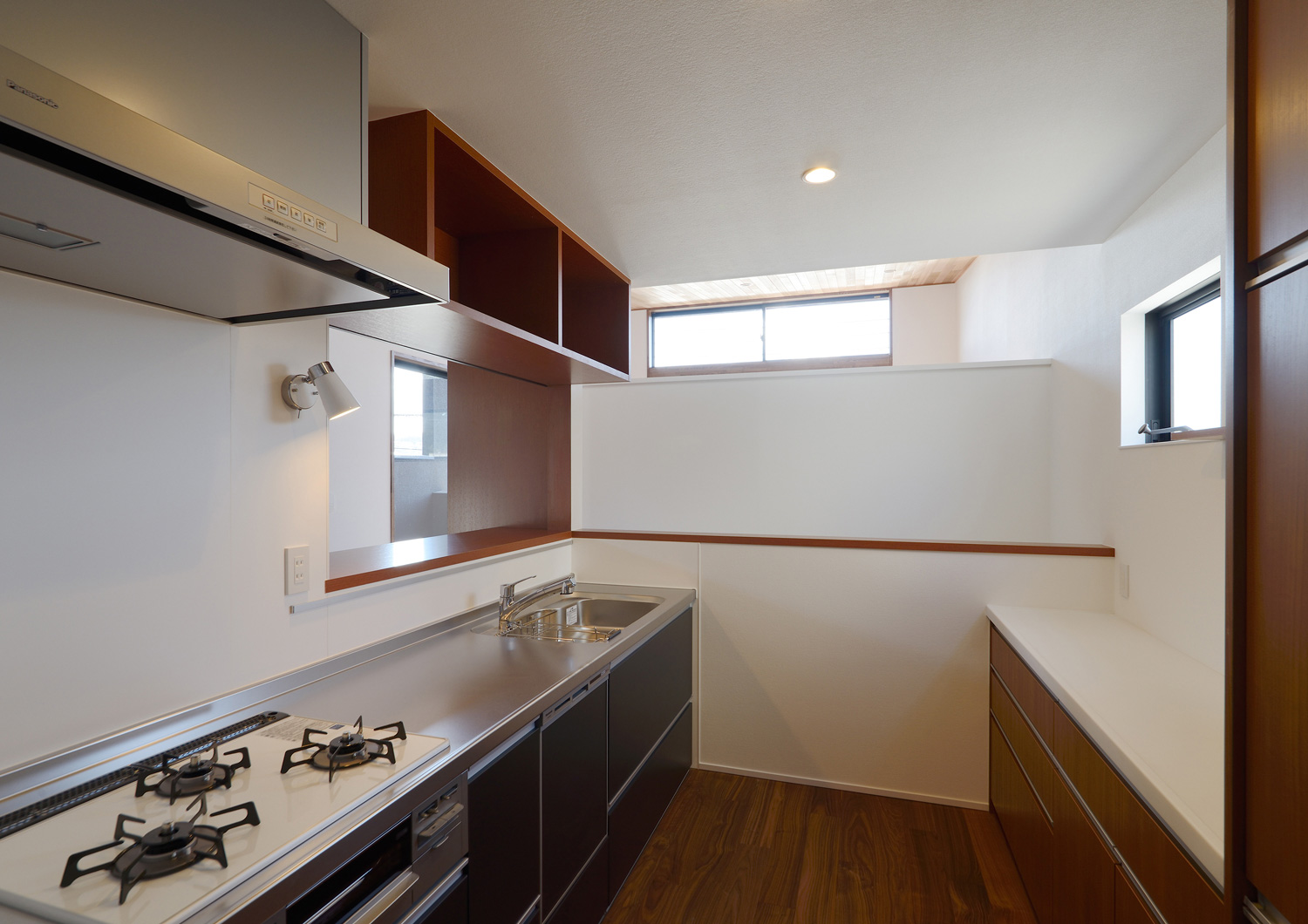 ダイニングを見渡せる開口部がある半個室のキッチン・デザイン住宅 注文住宅・デザイン住宅建築実例_『CASE514 Slanting Hat』_キッチン