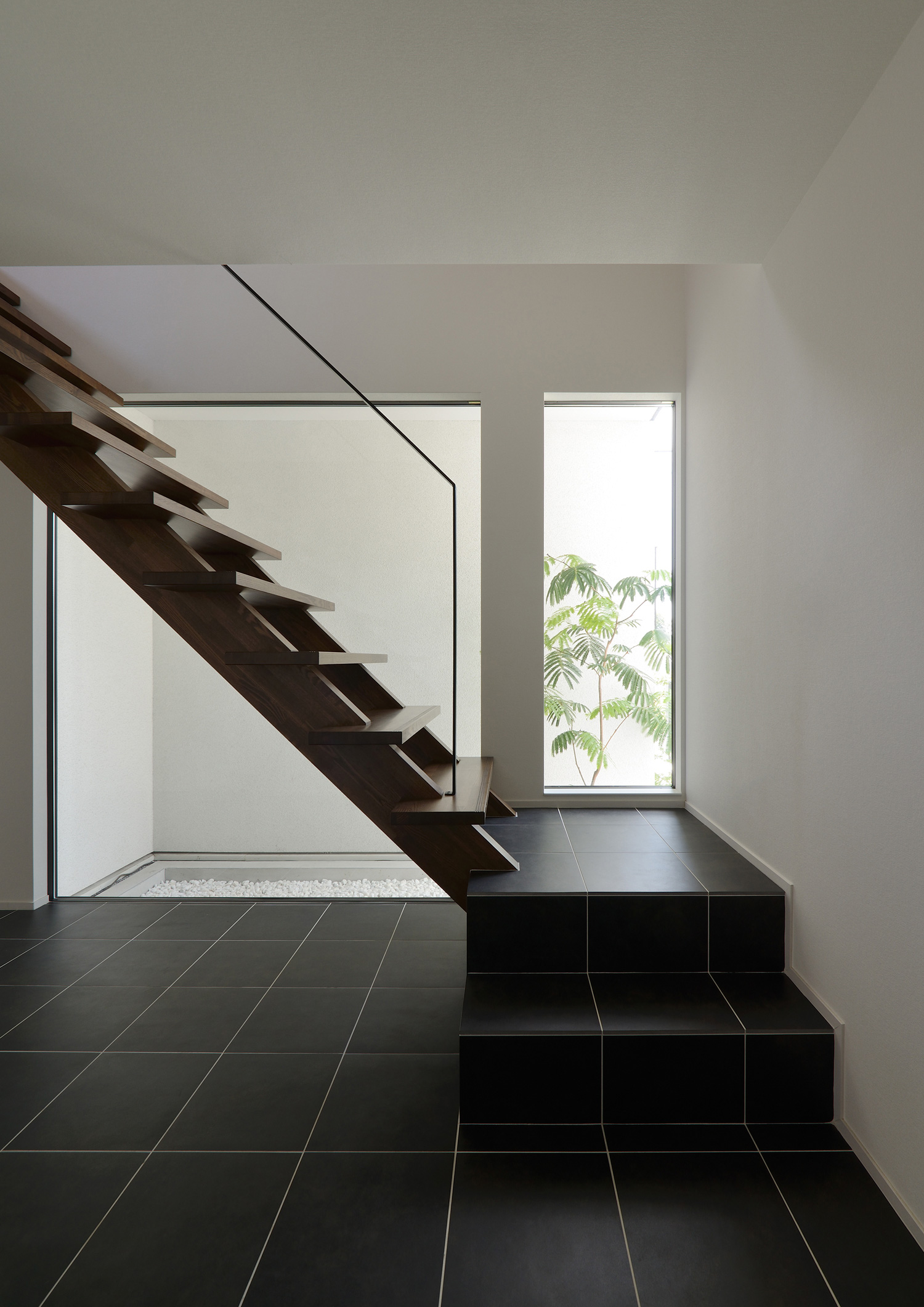 植栽が見える窓際にある木のスケルトン階段・デザイン住宅 注文住宅・デザイン住宅建築実例_『CASE514 Slanting Hat』_階段