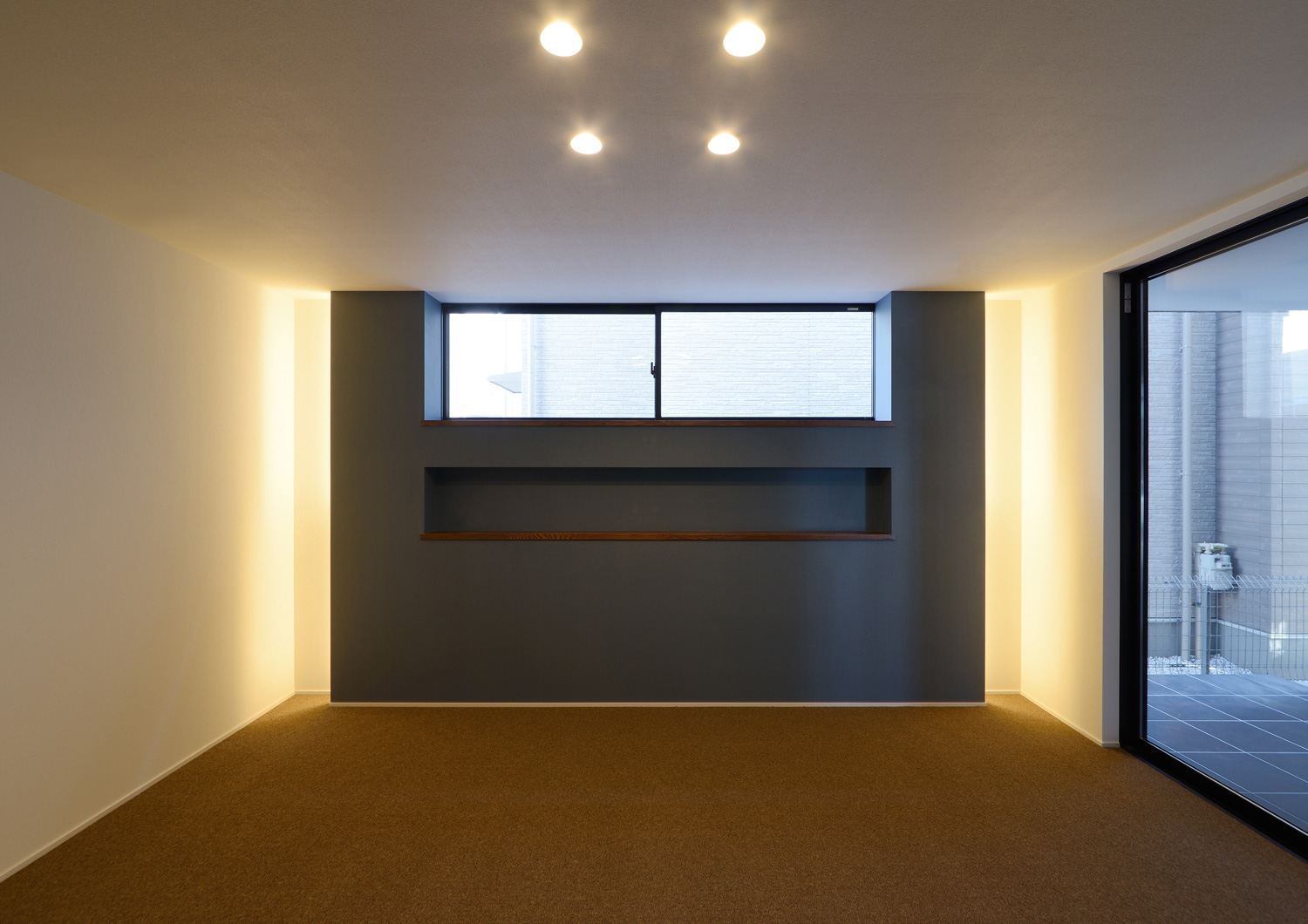 壁際に間接照明を取り付けたアクセントウォールのある寝室・デザイン住宅 注文住宅・デザイン住宅建築実例_『CASE514 Slanting Hat』_寝室