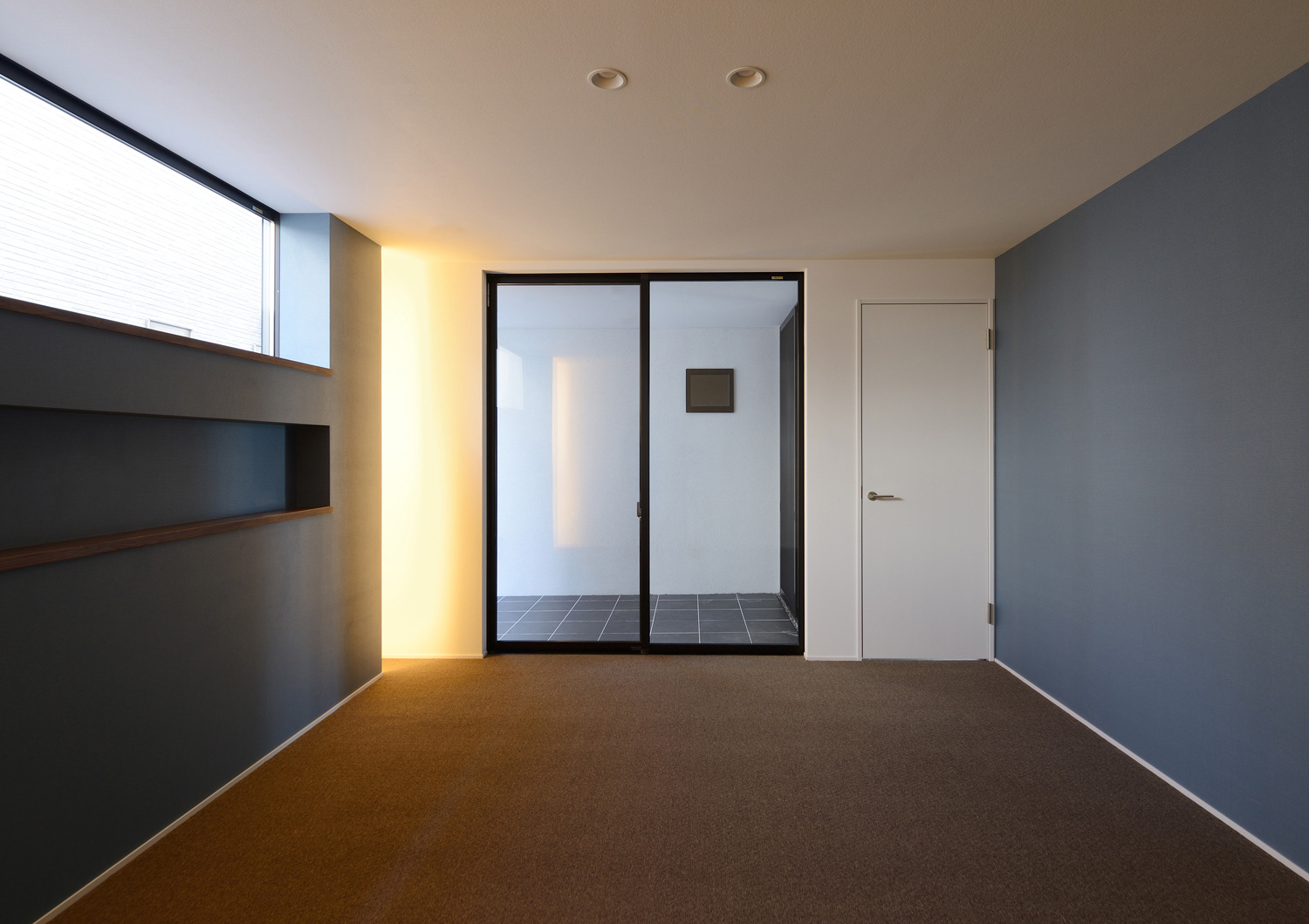 壁際に間接照明を取り付けた外と繋がる窓があるシンプルな寝室・デザイン住宅 注文住宅・デザイン住宅建築実例_『CASE514 Slanting Hat』_寝室