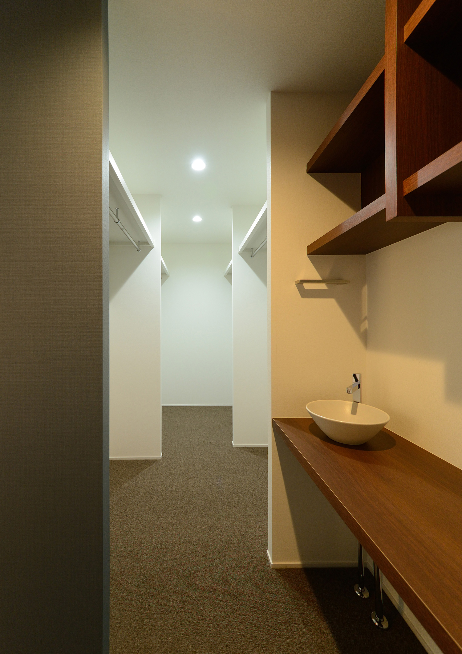 ウォークインクローゼットと繋がる壁付けデスクの書斎・デザイン住宅 注文住宅・デザイン住宅建築実例_『CASE514 Slanting Hat』_書斎