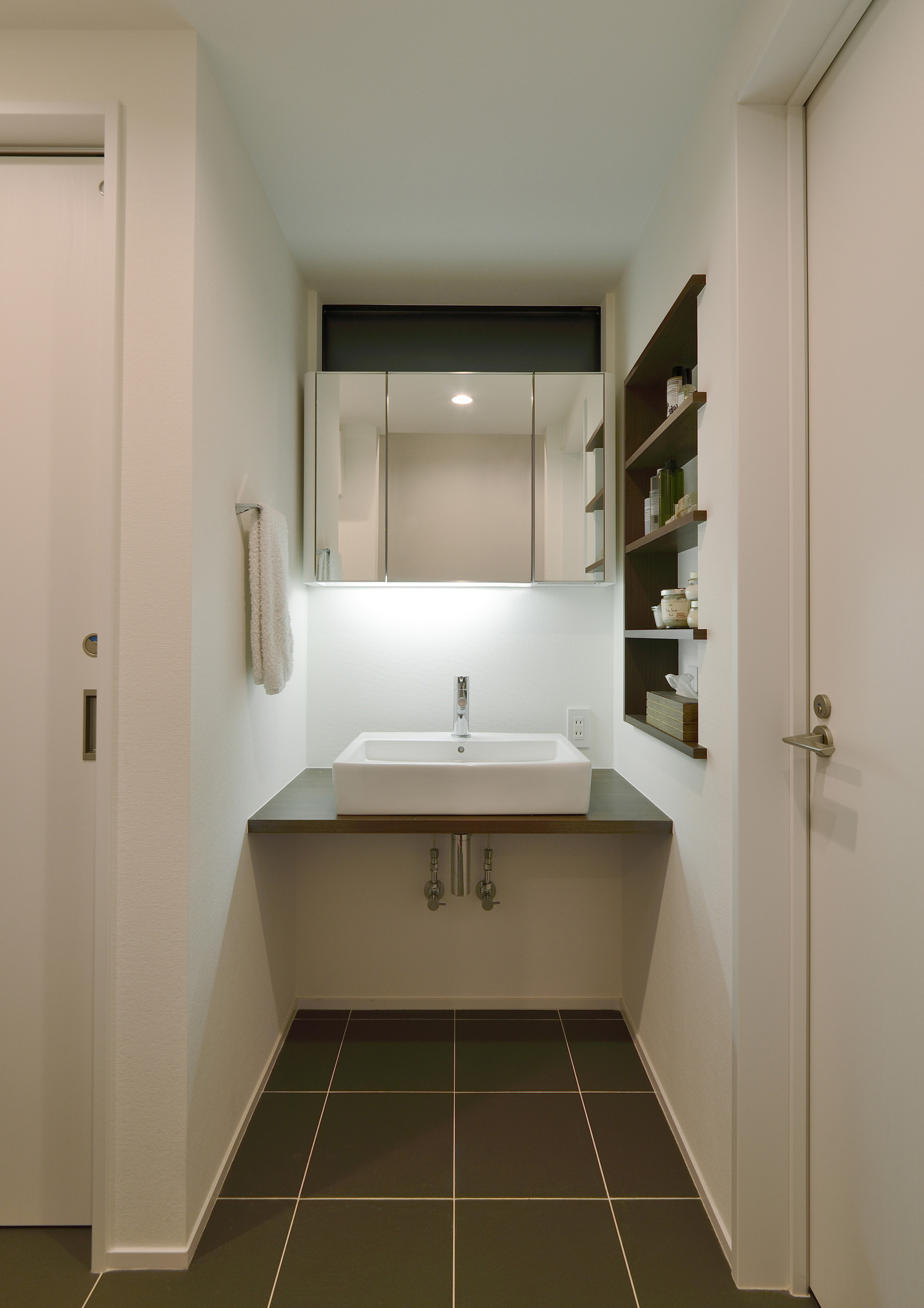 壁面収納がある黒いタイルの洗面所・デザイン住宅 注文住宅・デザイン住宅建築実例_『CASE514 Slanting Hat』_浴室・洗面所