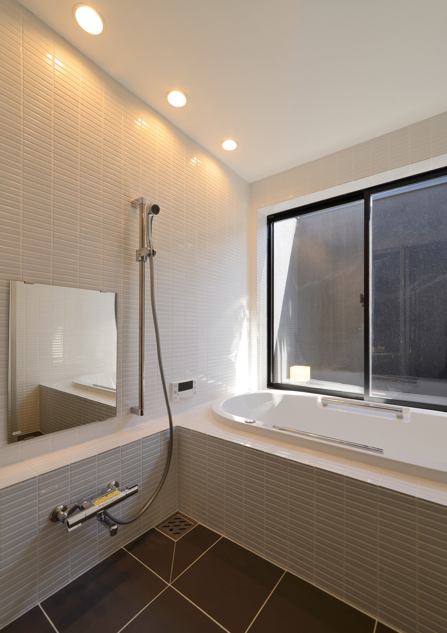 白い壁で黒いタイル床の、窓付きの浴室・デザイン住宅 注文住宅・デザイン住宅建築実例_『CASE514 Slanting Hat』_浴室・洗面所