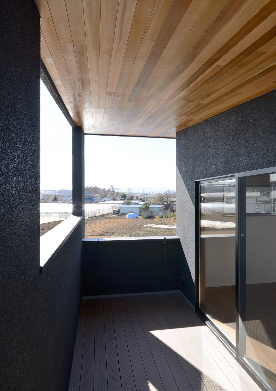 木目の天井がある黒い壁のバルコニー・デザイン住宅 注文住宅・デザイン住宅建築実例_『CASE514 Slanting Hat』_テラス・バルコニー