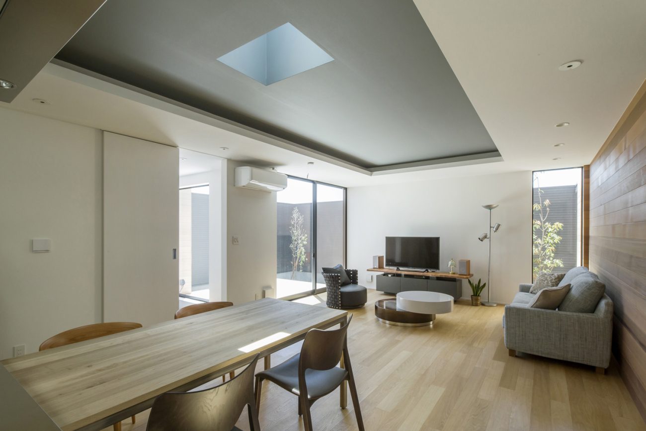 木の温もりに包まれ、中庭から光を取り込む平屋のリビング