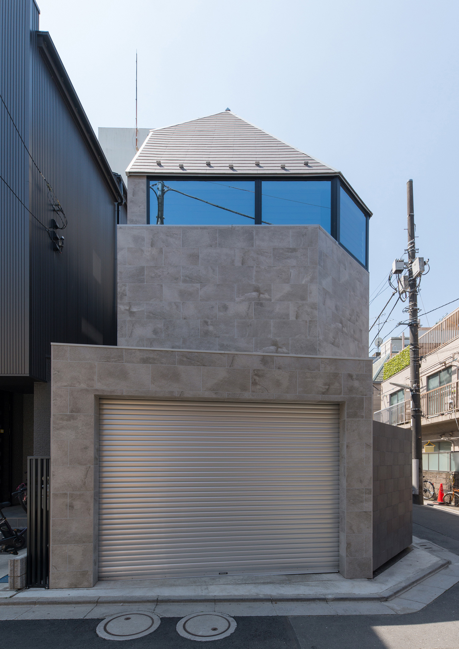 ビルトインガレージがあるタイルの外壁の家・デザイン住宅 注文住宅・デザイン住宅建築実例_『CASE518 The Residence』_外観