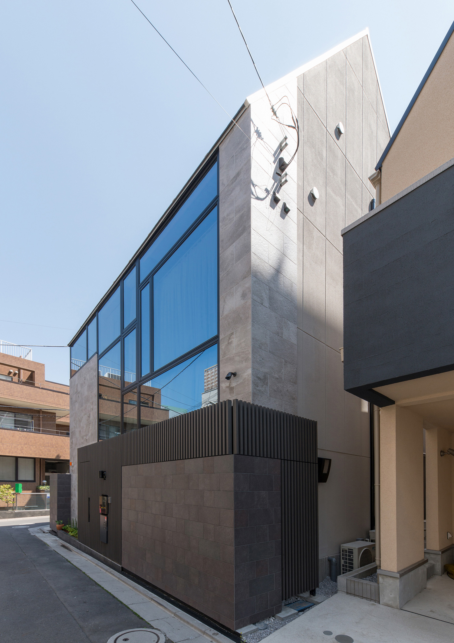 壁一面に窓を設けた黒い目隠し壁のある家・デザイン住宅 注文住宅・デザイン住宅建築実例_『CASE518 The Residence』_外観