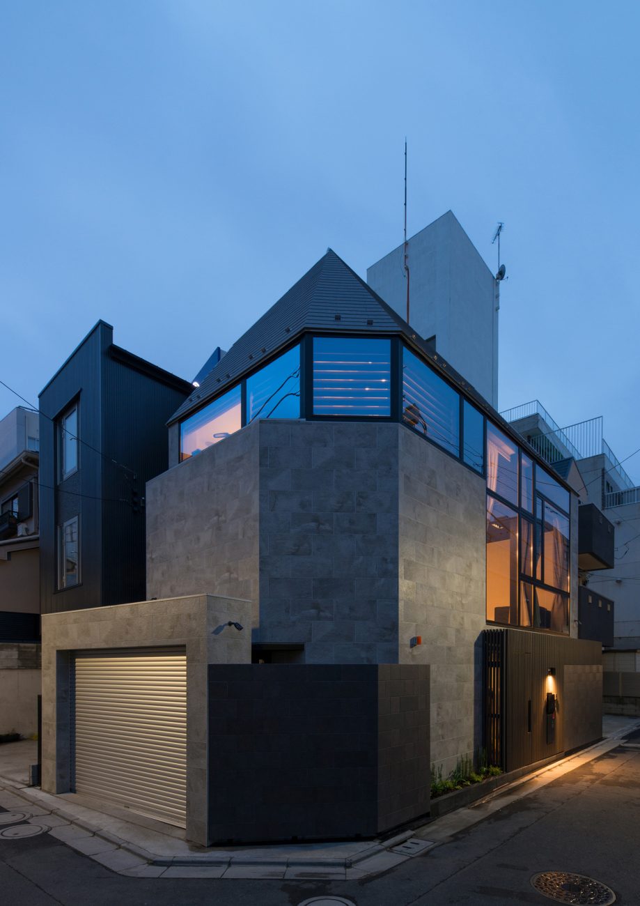 角地に建つインナーガレージ付きの家・デザイン住宅 注文住宅・デザイン住宅建築実例_『CASE518 The Residence』_外観