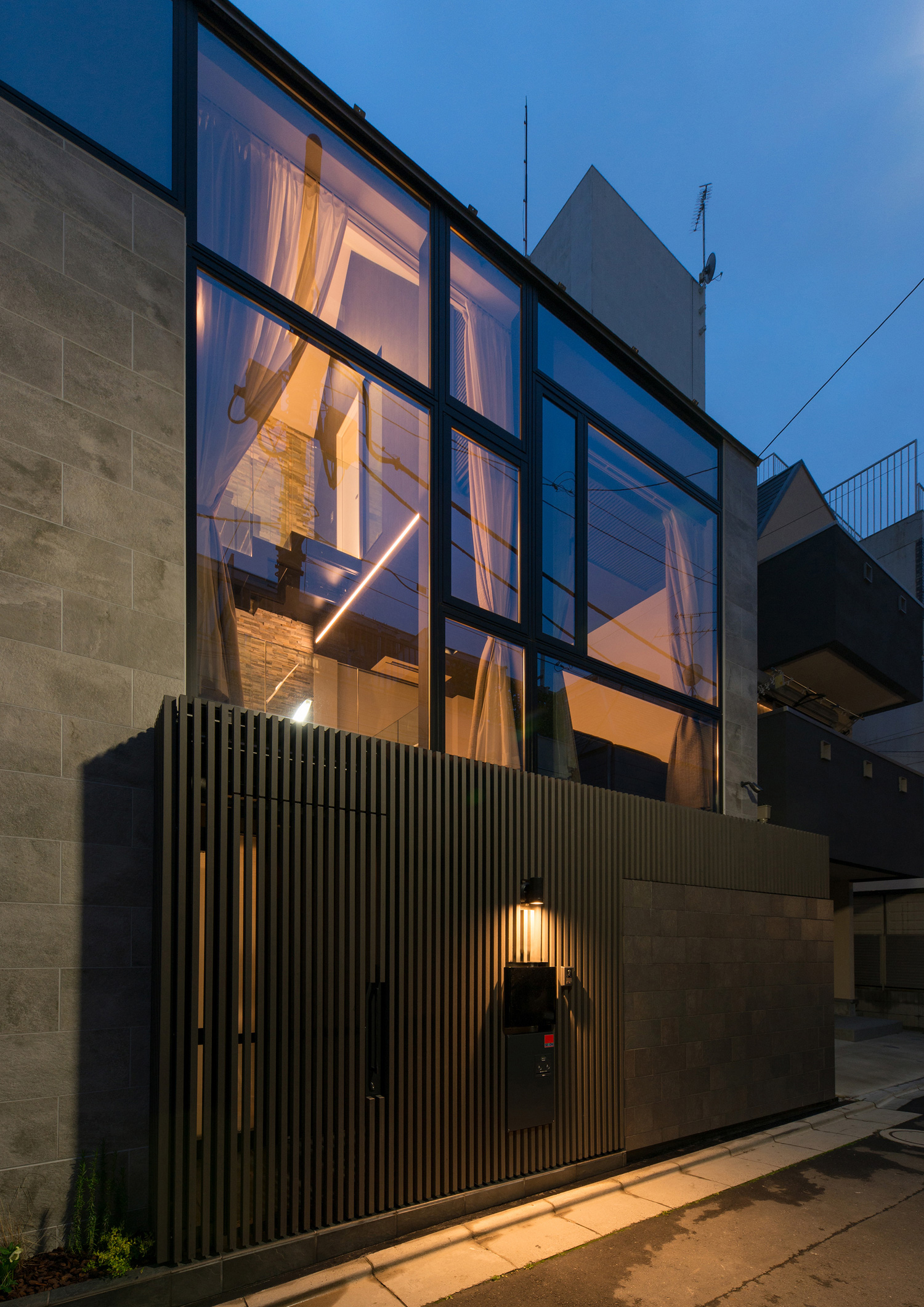 壁一面に窓がある高級感のある家・デザイン住宅 注文住宅・デザイン住宅建築実例_『CASE518 The Residence』_外観