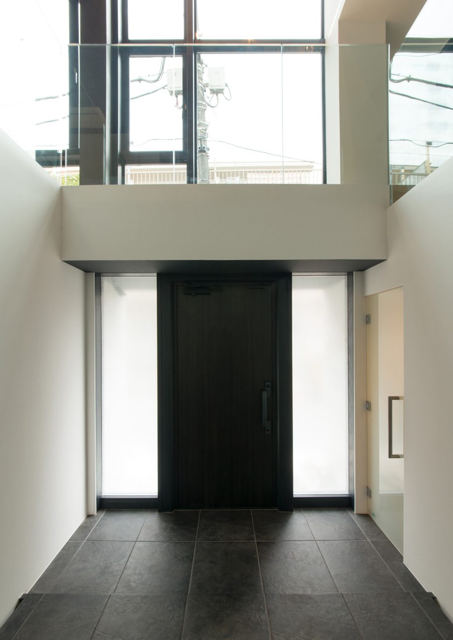 玄関扉の両脇にガラスを取り付けた高級感のある玄関・デザイン住宅 注文住宅・デザイン住宅建築実例_『CASE518 The Residence』_玄関