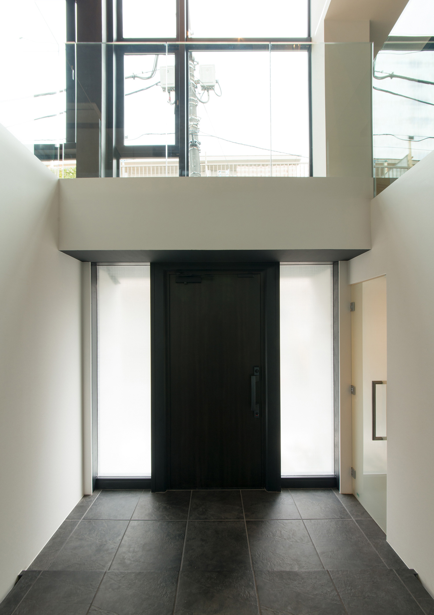 玄関扉の両脇にガラスを取り付けた高級感のある玄関・デザイン住宅 注文住宅・デザイン住宅建築実例_『CASE518 The Residence』_玄関