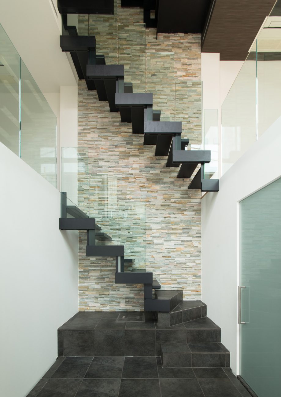 タイル壁にスケルトン階段を取り付けたスキップフロアの家・デザイン住宅 注文住宅・デザイン住宅建築実例_『CASE518 The Residence』_玄関