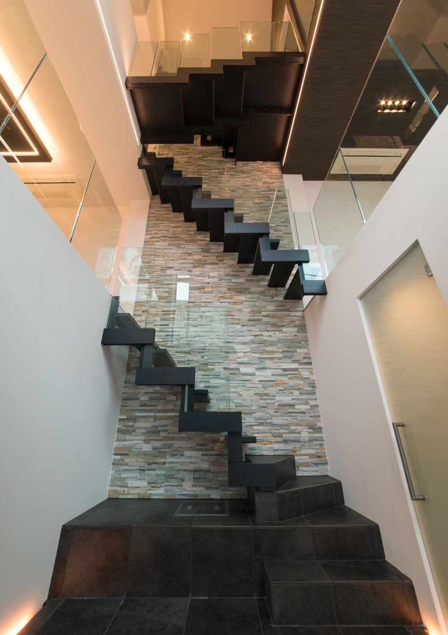 吹き抜けになったスケルトン階段の階段室・デザイン住宅 注文住宅・デザイン住宅建築実例_『CASE518 The Residence』_玄関