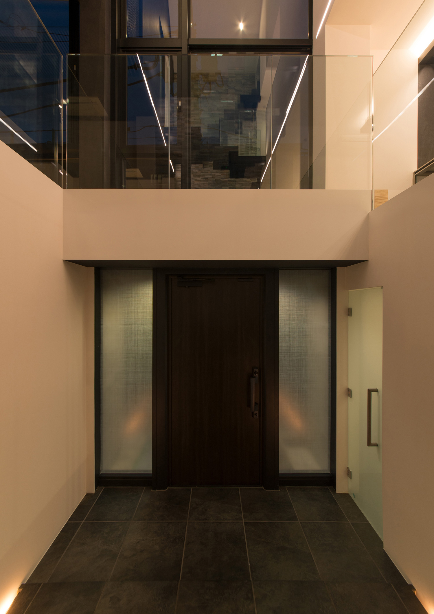 吹き抜けになったタイルの広い玄関・デザイン住宅 注文住宅・デザイン住宅建築実例_『CASE518 The Residence』_玄関