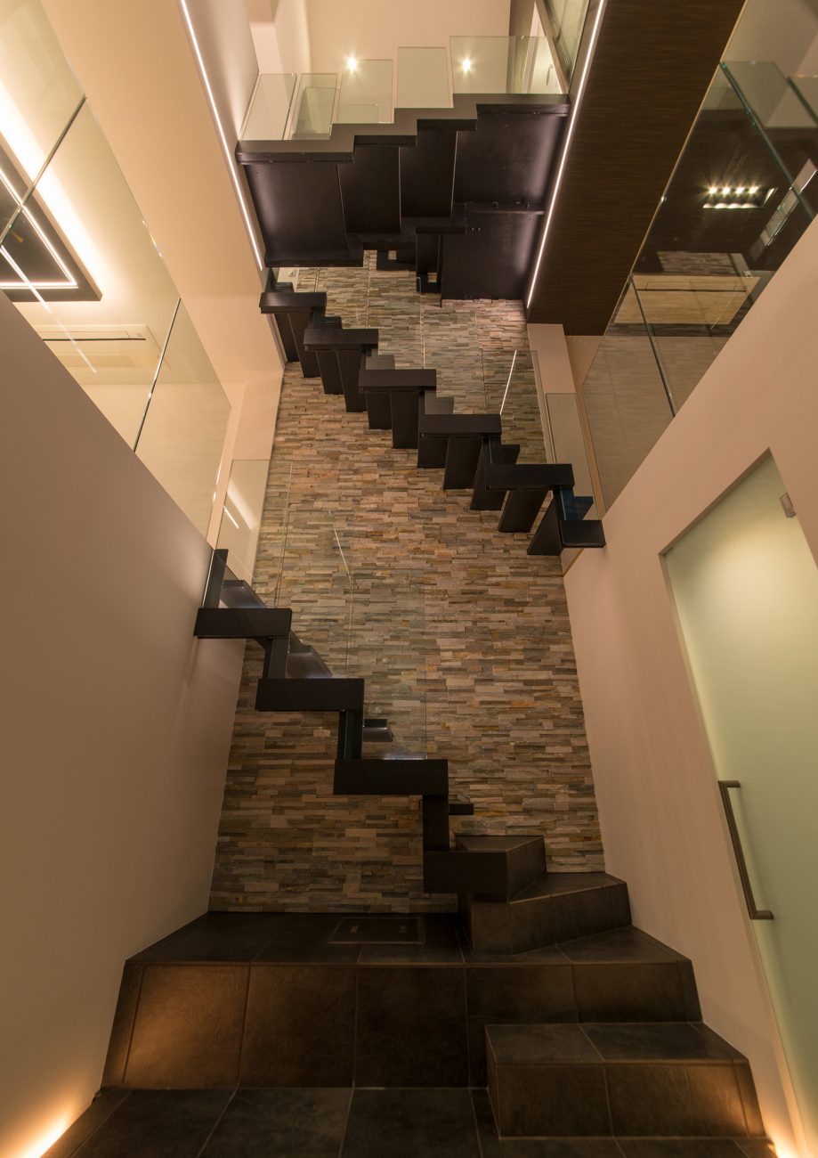 吹き抜けの階段室を見上げた様子・デザイン住宅 注文住宅・デザイン住宅建築実例_『CASE518 The Residence』_玄関