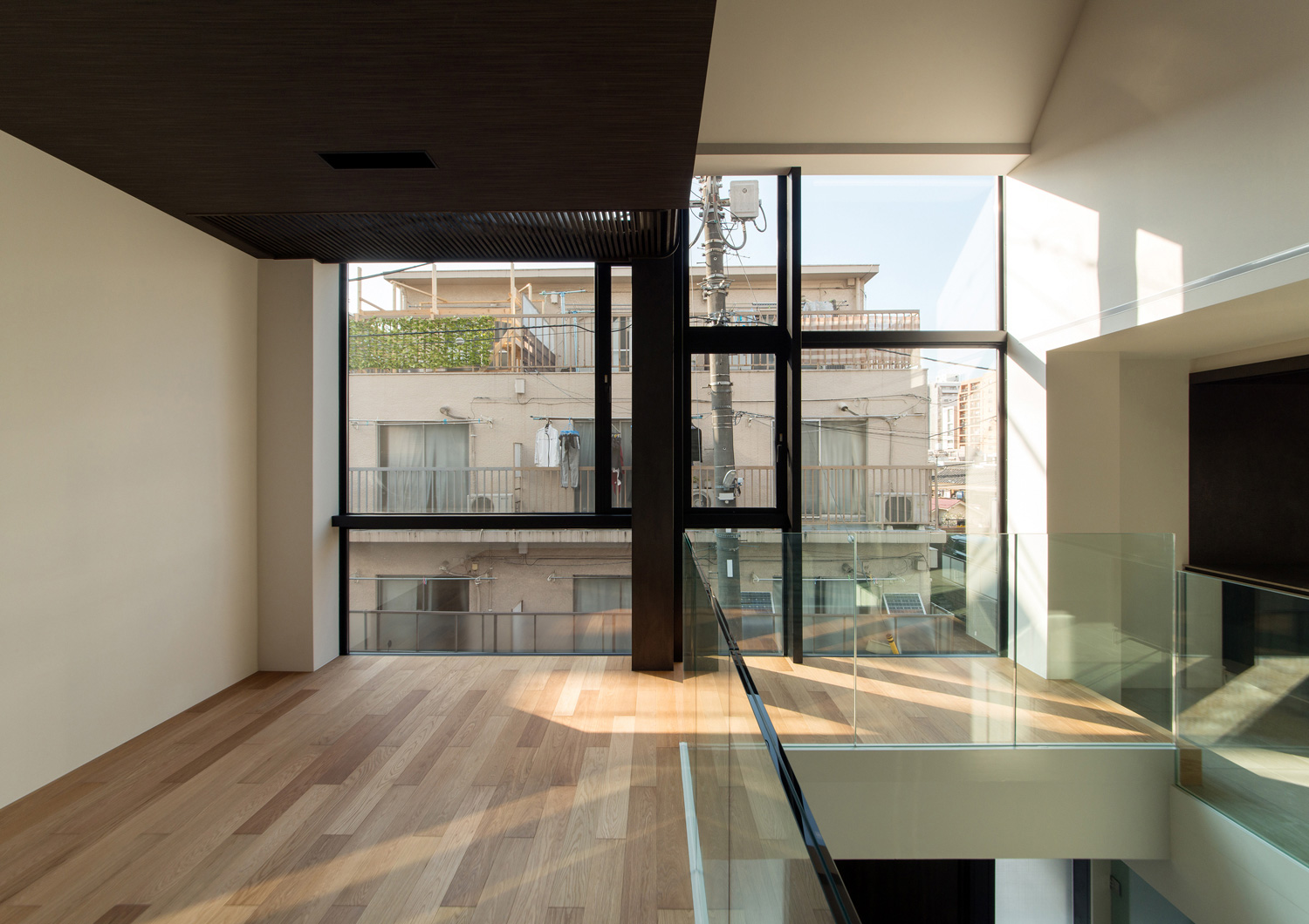 壁一面が窓になった明るいLDK・デザイン住宅 注文住宅・デザイン住宅建築実例_『CASE518 The Residence』_LDK