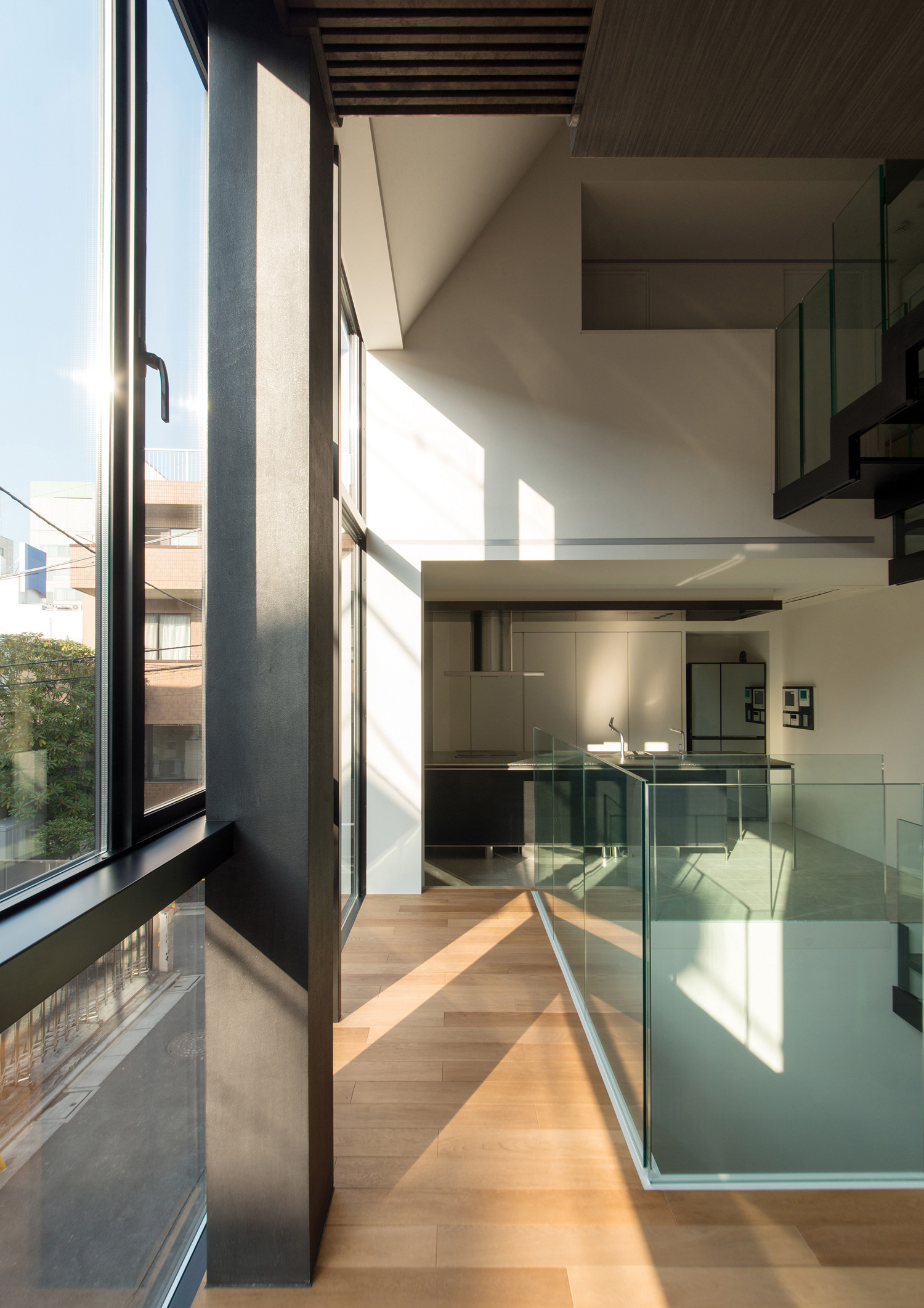 壁前面に大開口窓がある自然光が入るLDK・デザイン住宅 注文住宅・デザイン住宅建築実例_『CASE518 The Residence』_LDK