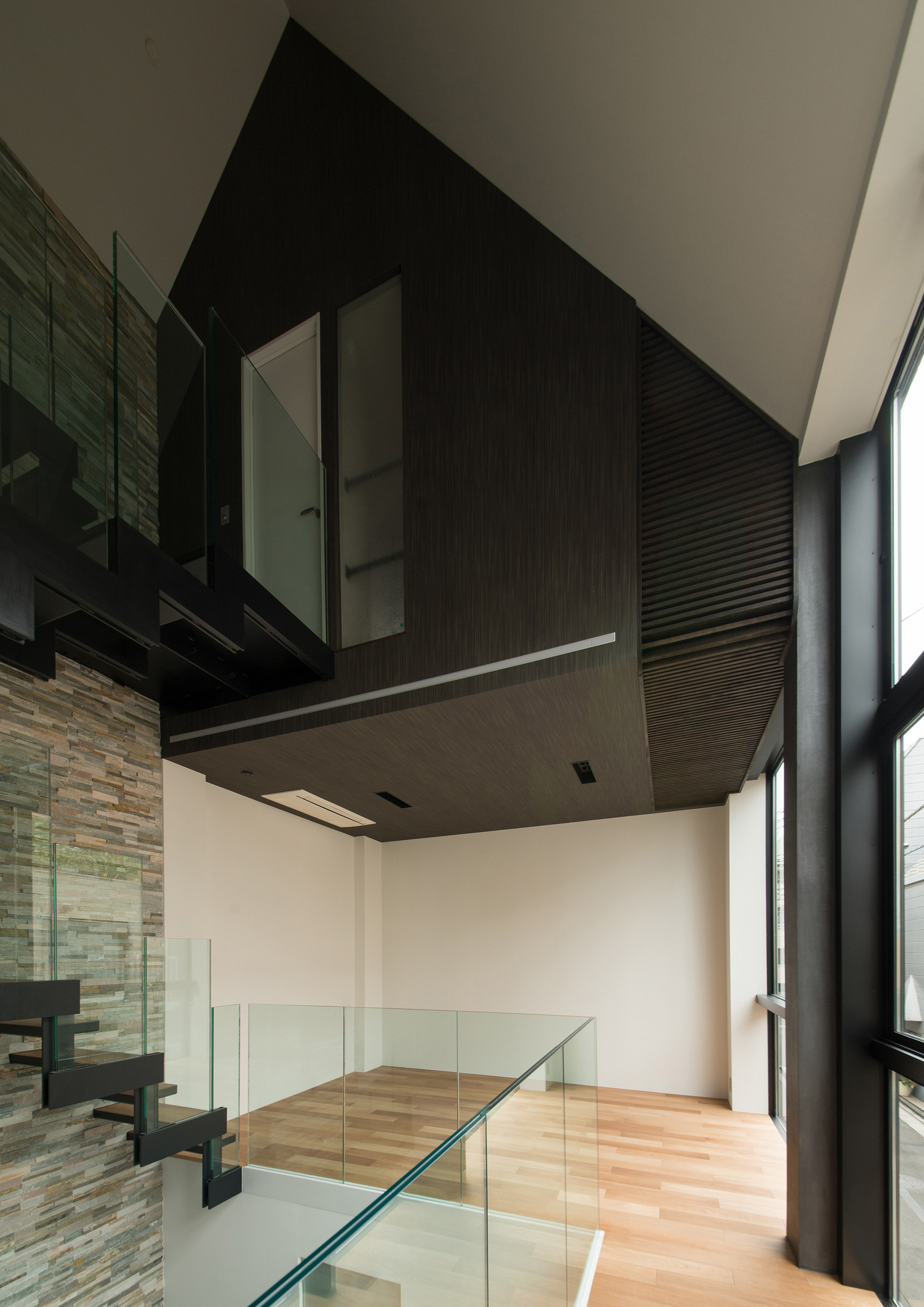 壁の一部を木目とした吹き抜けのLDK・デザイン住宅 注文住宅・デザイン住宅建築実例_『CASE518 The Residence』_LDK