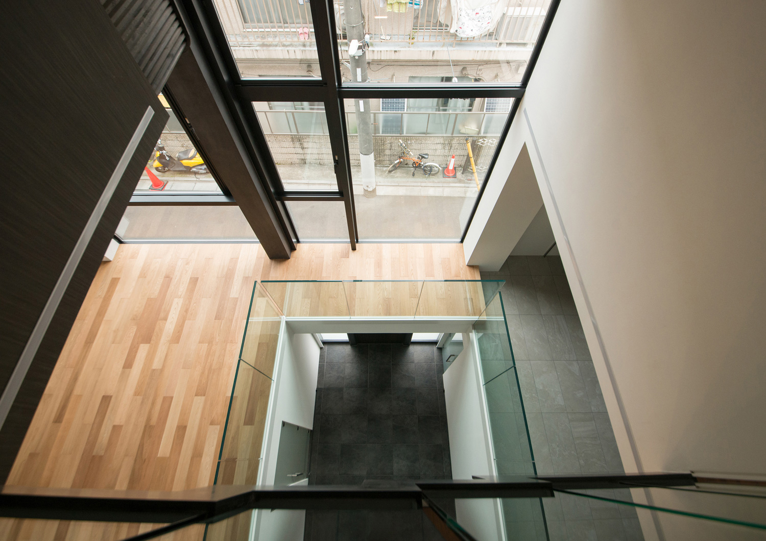 大開口窓のある明るいLDKを吹き抜けから見下ろした様子・デザイン住宅 注文住宅・デザイン住宅建築実例_『CASE518 The Residence』_LDK