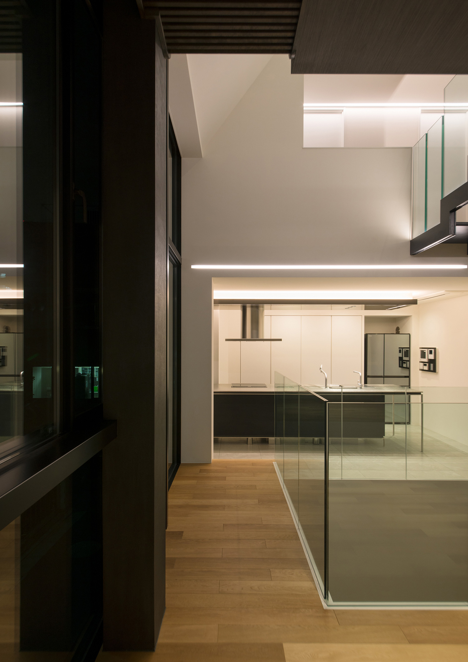 白や濃い色の木材を使った統一感のあるLDK。 注文住宅・デザイン住宅建築実例_『CASE518 The Residence』_LDK