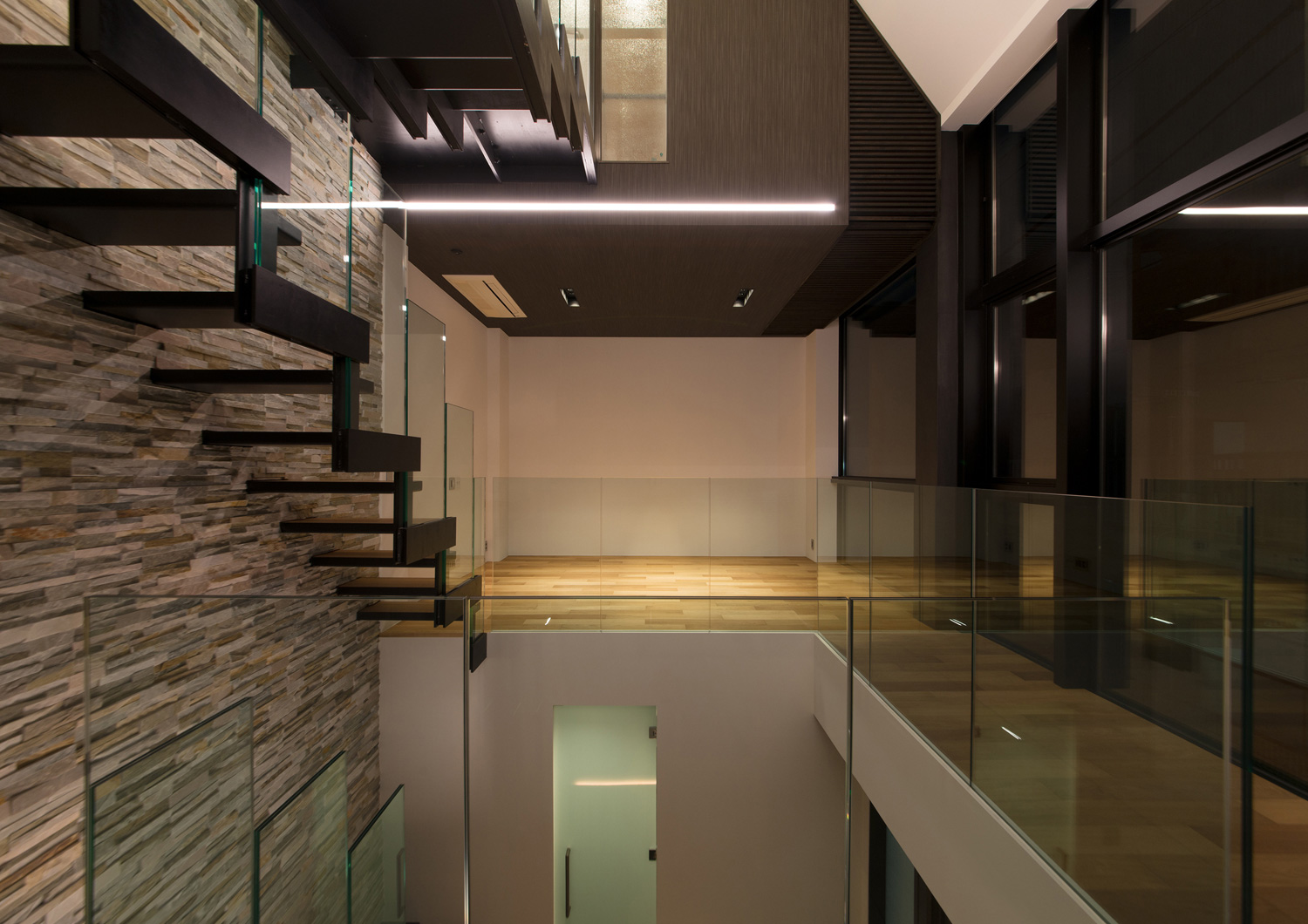 ライン照明を取りつけたアクセントウォールのある吹き抜けの階段室・デザイン住宅 注文住宅・デザイン住宅建築実例_『CASE518 The Residence』_LDK