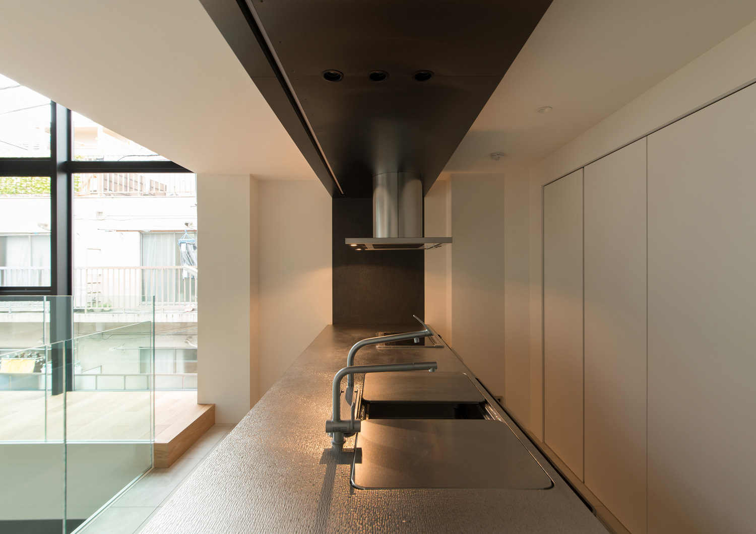 扉付きのカップボードがあるステンレスのキッチン・デザイン住宅 注文住宅・デザイン住宅建築実例_『CASE518 The Residence』_キッチン