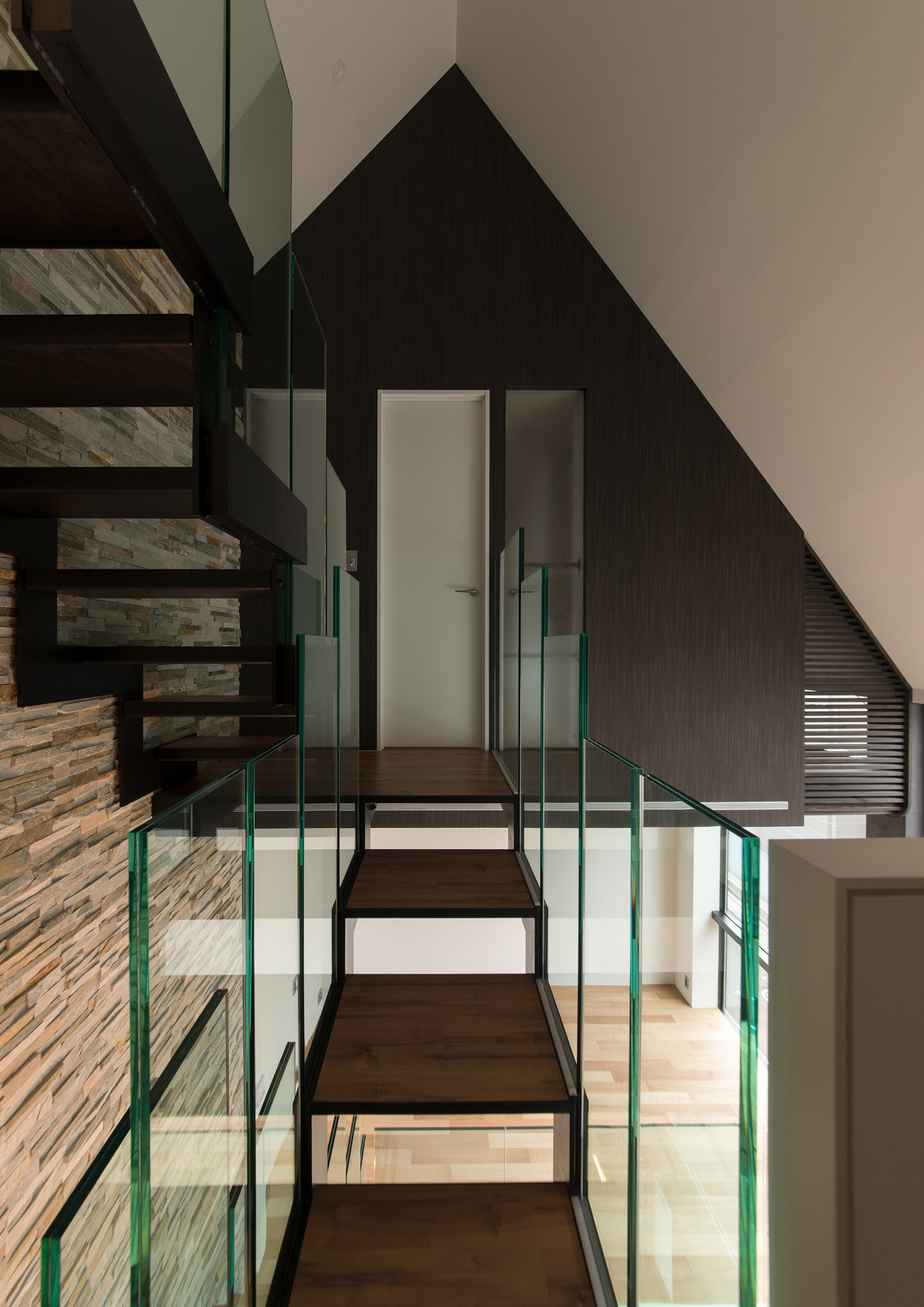 ウォルナットの階段と壁がある三角屋根の吹き抜け・デザイン住宅 注文住宅・デザイン住宅建築実例_『CASE518 The Residence』_階段